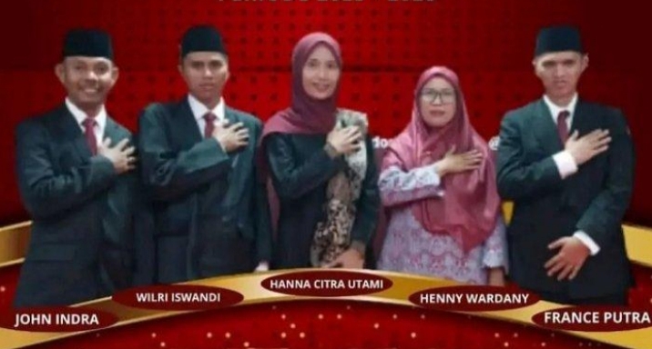 KPU DHARMASRAYA TETAPKAN 168.913 (DPT) PEMILIHAN SERENTAK TAHUN 2024 Dharmasraya Go Indonesia Komisi Pemilihan Umum Kabupaten Dharmasraya menggelar Rapat Pleno Terbuka Rekapitulasi dan Penetapan Daftar Pemilih Tetap (DPT) Tingkat Kabupaten Dharmasraya untuk Pemilihan Serentak Nasional Tahun 2024, bertempat di Auditorium Kabupaten Dharmasraya, Jumat (20/9). Hasil rapat pleno terbuka menetapkan DPT sebanyak 168.913 pemilih dengan rincian 85.079 pemilih laki-laki dan 83.834 pemilih perempuan. Ketua KPU Kabupaten Dharmasraya, France Putra, dalam sambutan pembukaan rapat pleno terbuka mengatakan bahwa proses penyusunan Daftar Pemilih Tetap (DPT) berdasarkan pada Peraturan KPU Nomor 7 Tahun 2024 tentang Penyusunan Daftar Pemilih Dalam Penyelenggaraan Pemilihan Gubernur dan Wakil Gubernur, Bupati dan Wakil Bupati, serta Walikota Dan Wakil Walikota. “ Sesuai dengan PKPU Nomor 7 Tahun 2024 Pasal 41, KPU telah melaksanakan penyusunan DPT. Bahkan Bawaslu pun telah memberikan saran perbaikan untuk melakukan pengecekan dengan tujuan supaya warga masyarakat yang berhak (memilih) dapat dimasukkan namanya ke dalam DPT (Daftar Pemilih Tetap). “ France menambahkan, hasil penetapan DPT selanjutnya akan diumumkan kepada masyarakat mulai tanggal 22 September 2024. “ Kita akan mengumumkan DPT pada tanggal 22 September sampai hari “H” tanggal 27 November 2024 pada tempat-tempat yang bisa dilihat oleh masyarakat. Terkait dengan adanya warga masyarakat yang pada hari “H” ingin menyalurkan hak pilihnya namun tidak berada di daerah domisili asal dikarenakan oleh adanya tugas atau alasan tertentu lainnya, KPU memberikan layanan pindah memilih. " Menurut France, KPU Kabupaten Dharmasraya sudah membuka layanan pindah memilih sejak tanggal 17 September 2024. Untuk layanan pindah memilih sesuai Juknis 799 sudah dibuka mulai tanggal 17 September sampai tanggal 20 Nopember 2024. Lebih kurang dua bulan. Kalau ada warga masyarakat yang sudah masuk ke dalam DPT namun tidak bisa menggunakan hak pilihnya di tempat asal domisili dengan alasan tertentu, silakan melapor ke KPU, PPK, dan PPS untuk mengurus pindah memilih.” “Setelah DPT ditetapkan, KPU akan melaksanakan pengadaan logistik Pemilihan Serentak Tahun 2024,” tandasnya. KPU Dharmasraya menyampaikan ucapan terima kasih dan apresiasi setinggi-tingginya kepada seluruh pihak yang telah berkontribusi dalam penyusunan Daftar Pemilih Tetap ini kepada Bupati, Forkopimda, Bawaslu, PPK, PPS, Pantarlih dan juga Partai Politik. Rapat pleno terbuka ini dihadiri unsur FORKOPIMDA Kabupaten Dharmasraya, instansi terkait, Bawaslu Kabupaten Dharmasraya, Pasangan Calon Bupati dan Wakil Bupati Dharmasraya serta Ketua dan Anggota Panitia Pemilihan Kecamatan se-Kabupaten Dharmasraya. (kpudm)