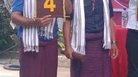 TANGGAL 27 PILIH BOTAK, PAKET TUNAS UNTUK LEMBATA HARA DIEN Calon Bupati Lembata Kanisius Tuaq saat orasi politik di depan gedung KPUD Kabupaten Lembata mengajak seluruh pendukung memilih paket TUNAS dengan yel yel botak, Lewoleba (23/09) Kanis Tua dalam orasi politiknya memulainya dengan yel yel yang sudah disiapkan tim pemenangnya. "Tunas, Menang, Tunas Pasti Menang. Tanggal 27 pilih botak". Terimakasih kanis saat orasinya Ketika kata botak diteriakan oleh tim dan pendukung yang hadir dalam orasi pemilu damai yang diselenggarakan oleh KPUD Kabupaten Lembata tersebut, suasana yang awalnya tegang dan hening berubah menjadi penuh kegembiraan yang ditandai dengan tertawanya semua orang yang hadir saat itu. Bahkan yel yel tersebut diulang ulang oleh Kanis Tua karena terlihat membuat Susana kampanye menjadi ramai. "Botak, botak, botak" itulah kata yang menjadi simbol dari pak kanis tua. "Kami paket tunas adalah paket yang secara fisik berimbang karena ada botak, juga kami adalah paket paling lengkap yakni satunya urus pertanian dan satunya urus kelautan ", jelasnya Paket Calon bupati dan wakil bupati TUNAS yakni P. Kanisius Tua dan Muhammad Naser memperoleh nomor urut empat dalam acara pencabutan nomor urut yang diselenggarakan oleh KPUD Kabupaten Lembata. Paket ini diusung oleh partai PAN dan Nasdem serta Prima. Ada juga paket lain yang diusung partai berbeda. Hasil penetapan KPUD Kabupaten Lembata terdapat enam paket yang masuk menjadi calon bupati dan wakil bupati kabupaten Lembata di pilkada 2024 kali ini. Berikut nama nama calon bupati dan wakil bupati Lembata 2024 berdasarkan nomor urut: 1. Jimi Sunur dan Lukas Lipataman 2. Thomas Ola Langoday dan Gans Huar Noning 3. Vian Burin dan Polce Ruing 4. P. Kanisius Tuaq dan Muhammad Nasir 5. Masrianus Jawa dan Paskalis Laba Witak 6. Simeon Lake dan Marsianus Uak
