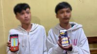 Asyik Bermain Judi Online di HP, Dua Remaja Putra Asal OKU Selatan Ditangkap Tekab 308 Presisi Polres Tulang Bawang
