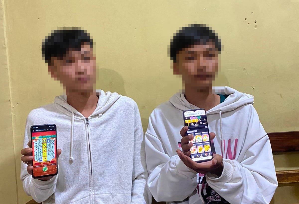 Asyik Bermain Judi Online di HP, Dua Remaja Putra Asal OKU Selatan Ditangkap Tekab 308 Presisi Polres Tulang Bawang