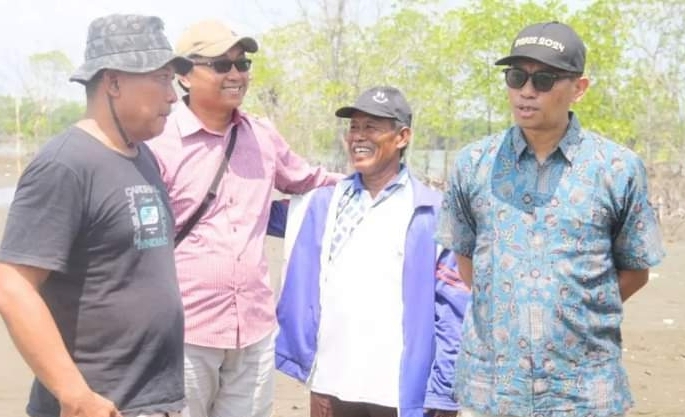 Bupati Pemalang Tinjau Lokasi Banjir Rob di Desa Blendung, Janji Berikan Dukungan
