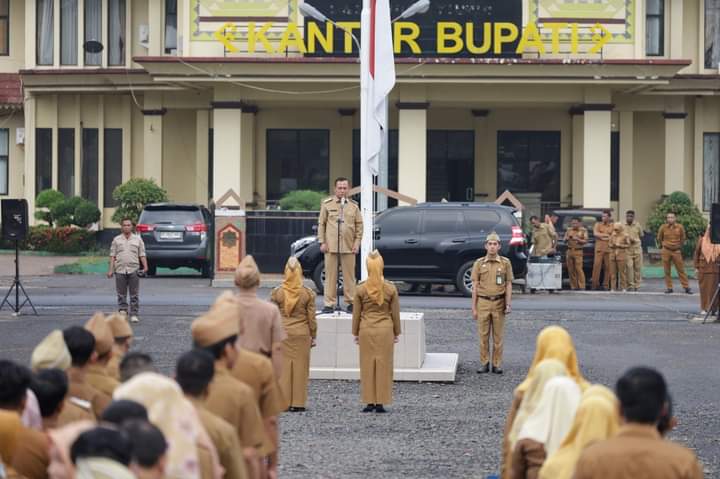 Pejabat sementara (Pjs) Bupati Lampung Timur, Senen Mustakim, Menjadi Pembina Apel Pagi