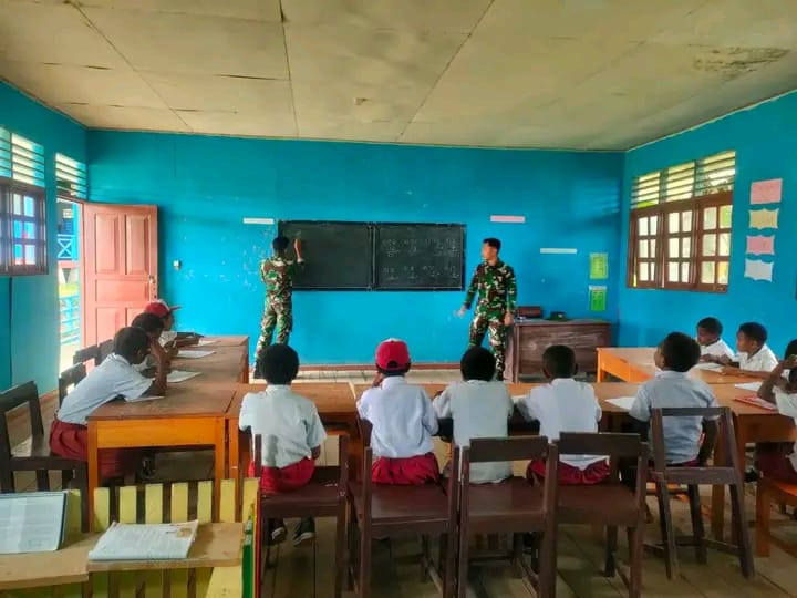 Turut Serta Menjadi Gadik, Satgas 641/Bru Beri Materi dan Pelatihan Komputer Dasar Pada Siswa SDN 01 Saralema, Papua