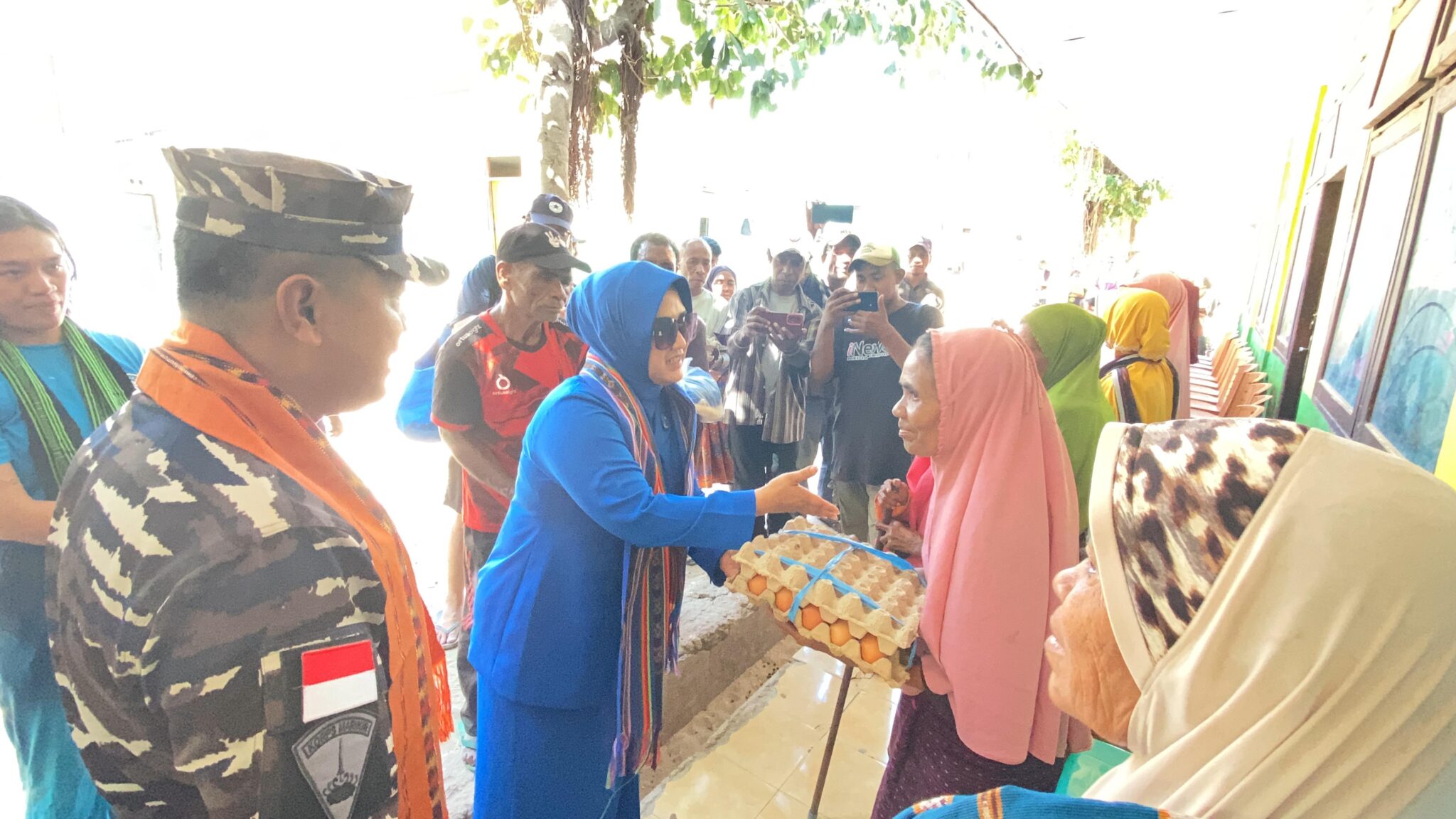 Danlanal Maumere dan Jalasenastri Berbagi Kebahagiaan di Pulau Buaya Alor, Peringati HUT TNI ke-79