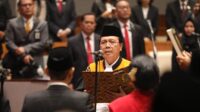 KETUA MAHKAMAH AGUNG PANDU SUMPAH PIMPINAN MPR, DPR, DAN DPD PERIODE 2024-2029 HarianTeks.com l Jakarta, _Setelah sebelumnya memandu sumpah Anggota DPR, MPR dan DPD periode 2024-2029, Ketua Mahkamah Agung (MA) Republik Indonesia, pada Kamis, 3 Oktober 2024, memandu sumpah/janji jabatan pimpinan Majelis Permusyawaratan Rakyat (MPR). Sebelumnya (01/10), Ia juga memandu sumpah jabatan Pimpinan Dewan Perwakilan Rakyat (DPR), dan pada (02/10) memandu sumpah Pimpinan Dewan Perwakilan Daerah (DPD) periode 2024-2029. Acara pengambilan sumpah berlangsung di Kompleks Parlemen, Senayan, Jakarta. Kegiatan ini berdasarkan Peraturan Dewan Perwakilan Rakyat Republik Indonesia Nomor 1 Tahun 2020 tentang Tata tertib, bab III Bagian Kesatu yang menyatakan bahwa Anggota mengucapkan sumpah/janji secara bersama-sama yang dipandu oleh Ketua Mahkamah Agung dalam rapat Paripurna. Dalam kesempatan tersebut, Ketua Mahkamah Agung menyatakan bahwa sebelum memangku jabatan, sumpah/janji jabatan ini wajib mereka ucapkan sesuai dengan agama dan kepercayaan yang dianut masing-masing. Ketua Mahkamah Agung mengingatkan bahwa sumpah janji yang diucapkan merupakan tekad untuk memperjuangkan aspirasi rakyat, memegang teguh Pancasila, menegakkan Undang-Undang Dasar Negara Kesatuan Republik Indonesia (RI) tahun 1945 dan menjalanakan peraturan perundang-undangan RI. Dalam sumpah yang dipimpin oleh Ketua MA, para pimpinan tersebut berjanji akan melaksanakan tugas dengan penuh tanggung jawab, bekerja dengan sebaik-baiknya, dan senantiasa memenuhi aspirasi rakyat yang telah mempercayakan mandat kepada mereka. Mereka juga berjanji mendahulukan kepentingan negara dan bangsa di atas kepentingan pribadi, seseorang, atau golongan. Sumpah ini menegaskan komitmen mereka untuk menjaga integritas serta menjunjung tinggi konstitusi dalam menjalankan amanah rakyat. Pada kesempatan yang sama, mereka berjanji akan menjalankan kewajiban dengan sungguh-sungguh demi tegaknya kehidupan demokrasi di Indonesia. "Bahwa saya dalam menjalankan kewajiban akan bekerja dengan sungguh-sungguh, demi tegaknya kehidupan demokrasi. Bahwa saya akan memperjuangkan aspirasi rakyat dan daerah yang saya wakili untuk mewujudkan tujuan nasional demi kepentingan bangsa dan Negara Kesatuan Republik Indonesia," kata mereka mengikuti panduan Ketua Mahkamah Agung. Acara yang berlangsung dengan penuh khidmat dan sakral ini diakhiri dengan menandatangani Berita Acara Sumpah/Janji di hadapan Ketua Mahkamah Agung. Prosesi tersebut menandakan bahwa pimpinan baru MPR, DPR, dan DPD resmi dilantik untuk memimpin lembaga tinggi negara selama lima tahun ke depan. Pelantikan ini juga menandai dimulainya masa kerja baru lembaga legislatif di Indonesia, yang akan berperan dalam merumuskan kebijakan-kebijakan strategis bagi bangsa dan negara hingga tahun 2029. Sebagi informasi, Ketua Majelis Permusyawaratan Rakyat (MPR) 2024-2029 adalah Ahmad Muzani. Semantara itu, Ketua Dewan Perwakilan Rakyat (DPR) 2024-2029 adalah Puan Maharani, sedangkan Dewan Perwakilan Daerah (DPD) dipimpin oleh Sultan B Najamudin bersama tiga Wakil Ketua DPD RI, yakni Gusti Kanjeng Ratu (GKR) Hemas, Yorrys Raweyai, dan Tamsil Linrung. Humas Mahkamah Agung