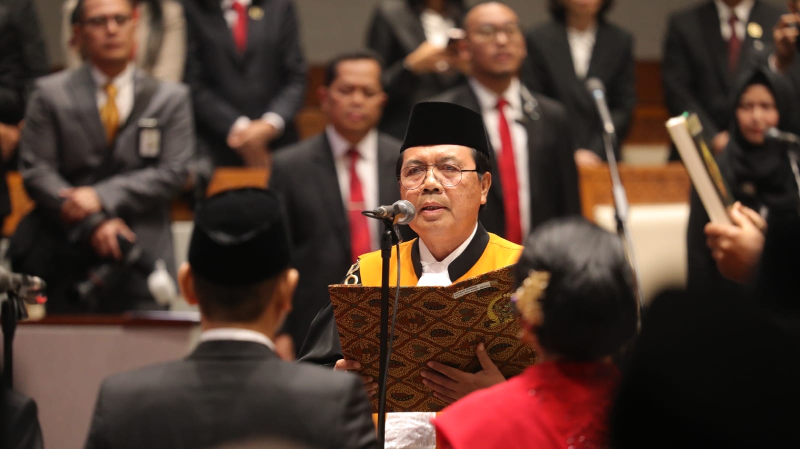 KETUA MAHKAMAH AGUNG PANDU SUMPAH PIMPINAN MPR, DPR, DAN DPD PERIODE 2024-2029 HarianTeks.com l Jakarta, _Setelah sebelumnya memandu sumpah Anggota DPR, MPR dan DPD periode 2024-2029, Ketua Mahkamah Agung (MA) Republik Indonesia, pada Kamis, 3 Oktober 2024, memandu sumpah/janji jabatan pimpinan Majelis Permusyawaratan Rakyat (MPR). Sebelumnya (01/10), Ia juga memandu sumpah jabatan Pimpinan Dewan Perwakilan Rakyat (DPR), dan pada (02/10) memandu sumpah Pimpinan Dewan Perwakilan Daerah (DPD) periode 2024-2029. Acara pengambilan sumpah berlangsung di Kompleks Parlemen, Senayan, Jakarta. Kegiatan ini berdasarkan Peraturan Dewan Perwakilan Rakyat Republik Indonesia Nomor 1 Tahun 2020 tentang Tata tertib, bab III Bagian Kesatu yang menyatakan bahwa Anggota mengucapkan sumpah/janji secara bersama-sama yang dipandu oleh Ketua Mahkamah Agung dalam rapat Paripurna. Dalam kesempatan tersebut, Ketua Mahkamah Agung menyatakan bahwa sebelum memangku jabatan, sumpah/janji jabatan ini wajib mereka ucapkan sesuai dengan agama dan kepercayaan yang dianut masing-masing. Ketua Mahkamah Agung mengingatkan bahwa sumpah janji yang diucapkan merupakan tekad untuk memperjuangkan aspirasi rakyat, memegang teguh Pancasila, menegakkan Undang-Undang Dasar Negara Kesatuan Republik Indonesia (RI) tahun 1945 dan menjalanakan peraturan perundang-undangan RI. Dalam sumpah yang dipimpin oleh Ketua MA, para pimpinan tersebut berjanji akan melaksanakan tugas dengan penuh tanggung jawab, bekerja dengan sebaik-baiknya, dan senantiasa memenuhi aspirasi rakyat yang telah mempercayakan mandat kepada mereka. Mereka juga berjanji mendahulukan kepentingan negara dan bangsa di atas kepentingan pribadi, seseorang, atau golongan. Sumpah ini menegaskan komitmen mereka untuk menjaga integritas serta menjunjung tinggi konstitusi dalam menjalankan amanah rakyat. Pada kesempatan yang sama, mereka berjanji akan menjalankan kewajiban dengan sungguh-sungguh demi tegaknya kehidupan demokrasi di Indonesia. "Bahwa saya dalam menjalankan kewajiban akan bekerja dengan sungguh-sungguh, demi tegaknya kehidupan demokrasi. Bahwa saya akan memperjuangkan aspirasi rakyat dan daerah yang saya wakili untuk mewujudkan tujuan nasional demi kepentingan bangsa dan Negara Kesatuan Republik Indonesia," kata mereka mengikuti panduan Ketua Mahkamah Agung. Acara yang berlangsung dengan penuh khidmat dan sakral ini diakhiri dengan menandatangani Berita Acara Sumpah/Janji di hadapan Ketua Mahkamah Agung. Prosesi tersebut menandakan bahwa pimpinan baru MPR, DPR, dan DPD resmi dilantik untuk memimpin lembaga tinggi negara selama lima tahun ke depan. Pelantikan ini juga menandai dimulainya masa kerja baru lembaga legislatif di Indonesia, yang akan berperan dalam merumuskan kebijakan-kebijakan strategis bagi bangsa dan negara hingga tahun 2029. Sebagi informasi, Ketua Majelis Permusyawaratan Rakyat (MPR) 2024-2029 adalah Ahmad Muzani. Semantara itu, Ketua Dewan Perwakilan Rakyat (DPR) 2024-2029 adalah Puan Maharani, sedangkan Dewan Perwakilan Daerah (DPD) dipimpin oleh Sultan B Najamudin bersama tiga Wakil Ketua DPD RI, yakni Gusti Kanjeng Ratu (GKR) Hemas, Yorrys Raweyai, dan Tamsil Linrung. Humas Mahkamah Agung