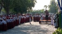 Upacara Bendera, Kanit Binmas Polsek Krian Edukasi Pelajar Bijak Medsos