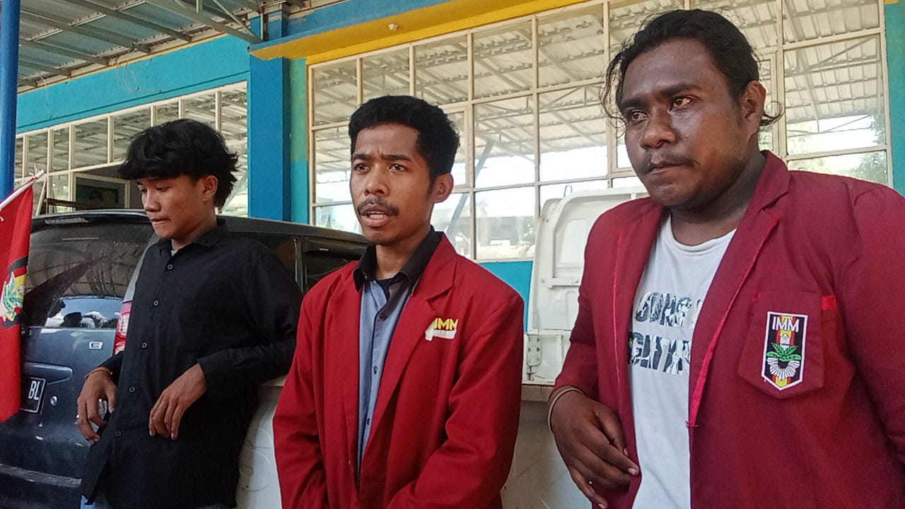 AKSI DAMAI BERUJUNG RICUH DI UNIVERSITAS MUHAMADIYAH MAUMERE Ikatan Mahasiswa Muhamadiyah cabang Kabupaten Sikka melakukan Aksi di depan halaman Universitas Muhamadiyah Maumere (Unimof) sejak pukul 10.00 WIT, Jalan Sudirman, Kelurahan Waioti, Kecamatan Alok Timur, Kabupaten Sikka, Nusa Tenggara Timur, Kamis, 10 Oktober 2024. Demo berakhir dengan bentrok (adu jotos) oleh 2 orang kader dan oknum dosen serta staf di pelataran Institut Keguruan dan Ilmu Pendidikan Muhamadiyah Maumere. Dalam demo tersebut, Kader IMM cabang Sikka memberikan beberapa tuntutan diantaranya mengenai lemahnya ortom (organisasi otonom), tidak disetujuinya surat izin kegiatan darul arqam dasar, dan kader IMM yang di Drop Out (DO). Rektor Universitas Muhamadiyah Maumere, Erwin Prasetyo, S.T, M.Pd menemui para kader dan melakukan klarifikasi mengenai tuntutan tersebut. “Ini hanyalah persoalan komunikasi yang baik. Mengenai mahasiswa yang di DO-kan oleh Prodi (Program Studi) itu tidak bisa dilakukan. Mahasiswa dapat di DO-kan jika ada surat dari rektor,” ujarnya. Pantauan Media ini, ketika klarifikasi berlangsung, terjadi kerusuhan yang melibatkan mahasiswa dan salah satu dosen serta staf. Hal tersebut terjadi ketika dosen dan staf tersebut meneriaki para kader yang melakukan demo. Teriakan tersebut kemudian dibalas oleh seseorang dibalik kerumunan. Ia balas meneriaki dengan menyebut kata “Lucu”. Hal tersebut memantik amarah dosen dan staf sehingga langsung memukul dua orang kader IMM. “Oknum tersebut adalah salah satu dosen Administrasi Kesehatan dan kepala LPPAIK,” ujar Ahmad Nosasi kepada awak media Ketua umum IMM cabang Kabupaten Sikka, Idhar menanggapi hal tersebut dengan meminta para pelaku untuk meminta maaf secara langsung. “Kita minta itikad baik pimpinan kampus dalam hal ini rektor dan BPH untuk bagaimana menangani kader saya yang sudah kena tangan oleh oknum di Universitas Muhamadiyah Maumere. Kalapun itu tidak diindahkan maka jalur hukum akan kita ambil,” ujarnya. Idhar juga menekankan bahwa itikad baik dari para pelaku dibatasi hingga sore hari. Jika tidak ada tindakan apapun maka akan dilaporkan ke polisi. Sementara itu, dua orang korban pemukulan Rafli dan Sadam menyampaikan bahwa pemukulan tersebut dilakukan karena dosen dan juga staf sejak awal demo sudah terpancing amarah (emosi). “Dia marah kami teriak-teriak padahal dari sana mereka di atas juga teriak-teriak kami. Kami teriak balas, mereka marah,” ujar Rafli.