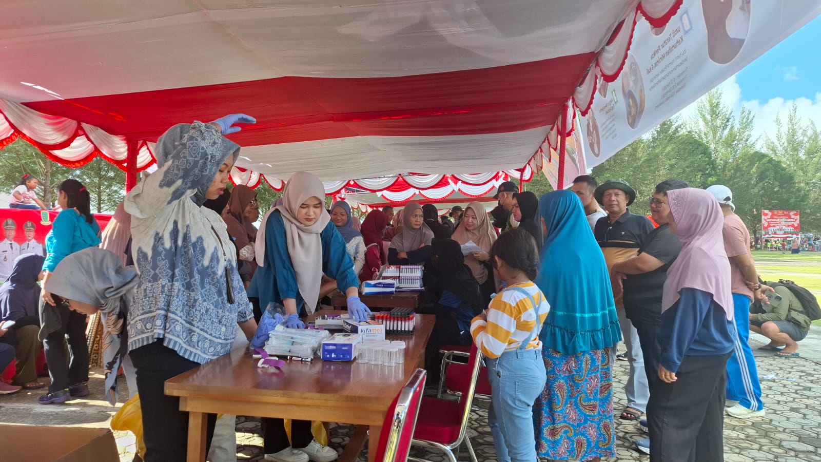 Pemeriksaan Kesehatan Gratis Meriahkan HUT Kabupaten Natuna di Pantai Piwang