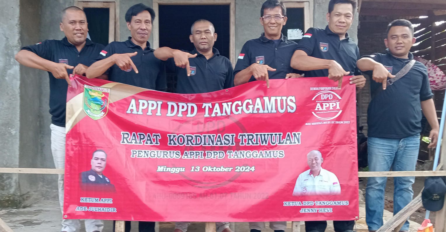 APPI DPD TANGGAMUS RAPAT KORDINASI TRIWULAN TANGGAMUS | GO Indonesia.id – Dewan Pengurus Daerah (DPD) Asosiasi Pewarta Pers Indonesia (APPI) Tanggamus mengadakan rapat koordinasi(Rakor ) triwulanan pada Minggu, 13 Oktober 2024. Rapat yang berlangsung di sekretariat DPD APPI ini dihadiri oleh pengurus inti organisasi, dipimpin langsung oleh Ketua DPD APPI Tanggamus, Jenny Hevi. Dalam sambutan pembukaannya, Jenny Hevi mengungkapkan apresiasi atas komitmen yang ditunjukkan oleh seluruh anggota dalam mendukung kelancaran organisasi. "Saya sangat bersyukur atas partisipasi aktif rekan-rekan dalam pertemuan ini. Kebersamaan kita adalah kunci untuk menjaga soliditas organisasi dan menjalankan Visi & Misi APPI Pusat dan Daerah di wilayah Tanggamus," ujar Jenny penuh semangat. Rakor ini bukan hanya sekadar ajang pertemuan rutin, melainkan juga menjadi ruang diskusi yang penuh semangat tentang isu-isu strategis yang dihadapi organisasi. Para peserta membahas beberapa hal penting, mulai dari penguatan peran APPI dalam memperjuangkan standar jurnalistik yang lebih baik hingga peningkatan profesionalisme di kalangan jurnalis lokal. Salah satu isu yang banyak mendapat perhatian adalah bagaimana Asosiasi Pewarta Pers Indonesia bisa lebih berperan aktif dalam melindungi hak-hak wartawan, serta memastikan bahwa etika dan kode etik jurnalistik tetap dijunjung tinggi di tengah berbagai tantangan media saat ini. Dalam suasana yang hangat dan penuh persahabatan, setiap anggota diberi kesempatan untuk menyampaikan pandangan dan ide-ide mereka terkait dengan agenda kegiatan mendatang. Berbagai program kerja dan rencana kolaborasi dengan pihak eksternal juga menjadi topik utama dalam diskusi tersebut, dengan harapan dapat mendorong APPI DPD Tanggamus untuk terus berkembang dan menjadi lebih berdaya saing. Menutup pertemuan, Jenny Hevi kembali menekankan pentingnya sinergi dalam mencapai tujuan bersama. "Kekuatan kita ada pada persatuan dan kerja kolektif. Dengan tetap menjaga semangat ini, saya yakin APPI DPD Tanggamus akan semakin maju dan mampu memberikan dampak positif bagi dunia jurnalistik, khususnya di daerah ini," ujarnya dengan penuh keyakinan. Rapat koordinasi ini berjalan lancar dan menghasilkan sejumlah kesepakatan penting untuk langkah-langkah ke depan. Keakraban yang tercipta selama pertemuan semakin memperkuat ikatan antara anggota, menunjukkan bahwa APPI DPD Tanggamus bukan hanya sebuah organisasi, tetapi juga sebuah keluarga besar yang selalu siap. Pekerja sama demi kemajuan bersama. Rakor Triwulanan APPI DPD Tanggamus: Membangun Sinergi dan Memperkuat Organisasi Penasehat APPI DPD Tanggamus, Kurdi, turut menyampaikan dukungannya terhadap kegiatan ini, menambahkan bahwa rapat seperti ini penting untuk menjaga visi organisasi tetap terarah dan solid.( Rinto )