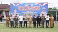 SUTAN RISKA HADIRI APEL GELAR PASUKAN OPERASI ZEBRA SINGGALANG POLRES DHARMASRAYA Dharmasraya Go Indonesia Bupati Dharmasraya Sutan Riska Tuanku Kerajaan menghadiri Apel Gelar Pasukan Operasi Zebra Singgalang, acara dilaksanakan di halaman Mapolres Dharmasraya, Senin (14/10/2024) Operasi Zebra dilaksanakan serentak pada hari ini, sampai 27 Oktober 2024 mendatang serta diikuti oleh Polri, TNI, Satpol PP dan Dinas Perhubungan Kabupaten Dharmasraya Kapolres Dharmasraya, AKBP Bagus Ikhwan, dalam arahannya menyampaikan, Operasi Zebra Singgalang yang dilaksanakan hingga 2 minggu ke depan merupakan upaya untuk menciptakan kondisi keamanan dan ketertiban kelancaran lalu lintas jelang pelantikan Presiden dan Wakil Presiden tahun 2024. Kapolres menjelaskan pelaksanaan Operasi Zebra Singgalang 2024 menurunkan personil Polda dan Polres dengan tujuan menurunkan angka pelanggaran lalu lintas, menurunkan angka kecelakaan lalu lintas dan angka fatalitas serta meningkatkan disiplin masyarakat dalam berlalu lintas. Kapolres mengimbau kepada seluruh masyarakat Dharmasraya untuk selalu tertib berlalu lintas dengan tidak melanggar aturan. "Kami mengimbau masyarakat yang menggunakan kendaraan bermotor untuk membawa surat-surat lengkap, selalu menggunakan helm SNI pengendera sepeda motor dan tidak kebut-kebutan di jalan," kata jelasnya. Turut hadir dalam kesempatan tersebut, Kajari Dharmasraya, Ariana Juliastuty, Dandim 0310/SSD diwakili Danramil Pulau Punjung, Mayor Sarinto, dan sejumlah kepada OPD dilingkup Pemkab Dharmasraya. ( H/ Tim go Dharmasraya)