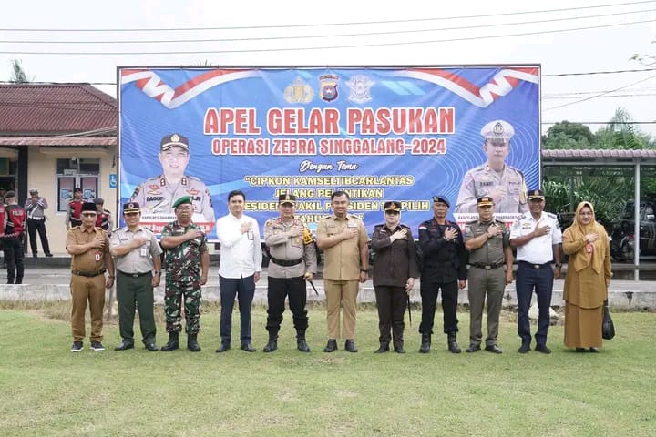 SUTAN RISKA HADIRI APEL GELAR PASUKAN OPERASI ZEBRA SINGGALANG POLRES DHARMASRAYA Dharmasraya Go Indonesia Bupati Dharmasraya Sutan Riska Tuanku Kerajaan menghadiri Apel Gelar Pasukan Operasi Zebra Singgalang, acara dilaksanakan di halaman Mapolres Dharmasraya, Senin (14/10/2024) Operasi Zebra dilaksanakan serentak pada hari ini, sampai 27 Oktober 2024 mendatang serta diikuti oleh Polri, TNI, Satpol PP dan Dinas Perhubungan Kabupaten Dharmasraya Kapolres Dharmasraya, AKBP Bagus Ikhwan, dalam arahannya menyampaikan, Operasi Zebra Singgalang yang dilaksanakan hingga 2 minggu ke depan merupakan upaya untuk menciptakan kondisi keamanan dan ketertiban kelancaran lalu lintas jelang pelantikan Presiden dan Wakil Presiden tahun 2024. Kapolres menjelaskan pelaksanaan Operasi Zebra Singgalang 2024 menurunkan personil Polda dan Polres dengan tujuan menurunkan angka pelanggaran lalu lintas, menurunkan angka kecelakaan lalu lintas dan angka fatalitas serta meningkatkan disiplin masyarakat dalam berlalu lintas. Kapolres mengimbau kepada seluruh masyarakat Dharmasraya untuk selalu tertib berlalu lintas dengan tidak melanggar aturan. "Kami mengimbau masyarakat yang menggunakan kendaraan bermotor untuk membawa surat-surat lengkap, selalu menggunakan helm SNI pengendera sepeda motor dan tidak kebut-kebutan di jalan," kata jelasnya. Turut hadir dalam kesempatan tersebut, Kajari Dharmasraya, Ariana Juliastuty, Dandim 0310/SSD diwakili Danramil Pulau Punjung, Mayor Sarinto, dan sejumlah kepada OPD dilingkup Pemkab Dharmasraya. ( H/ Tim go Dharmasraya)