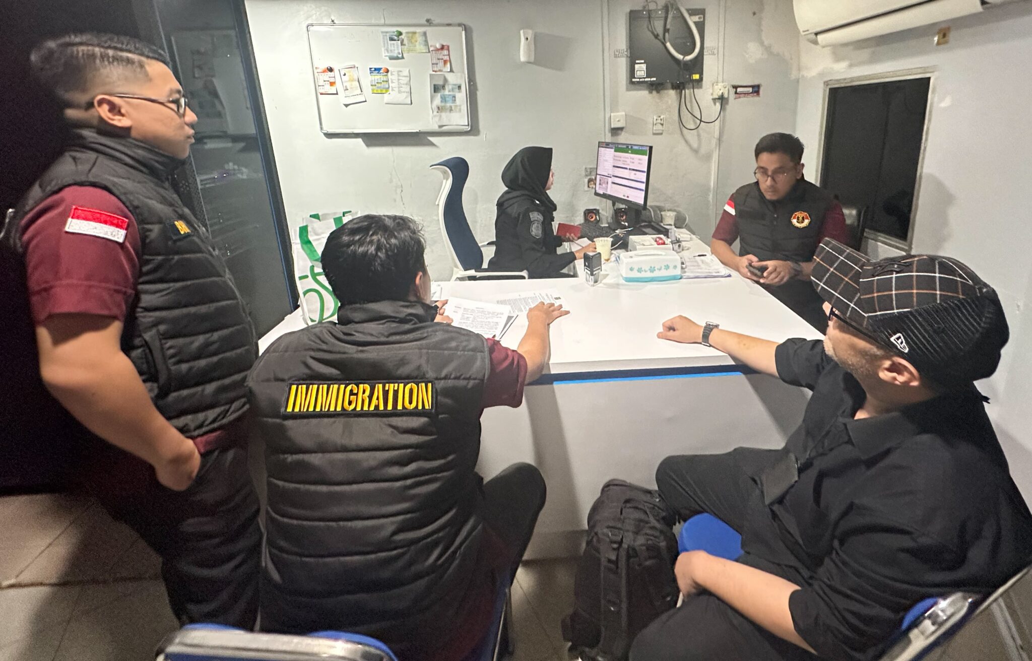 Imigrasi Batam Deportasi 2 WN Singapura Sebagai Tindak Lanjut Atas Operasi Jagratara Tahap III Pengawasan Orang Asing Th 2024