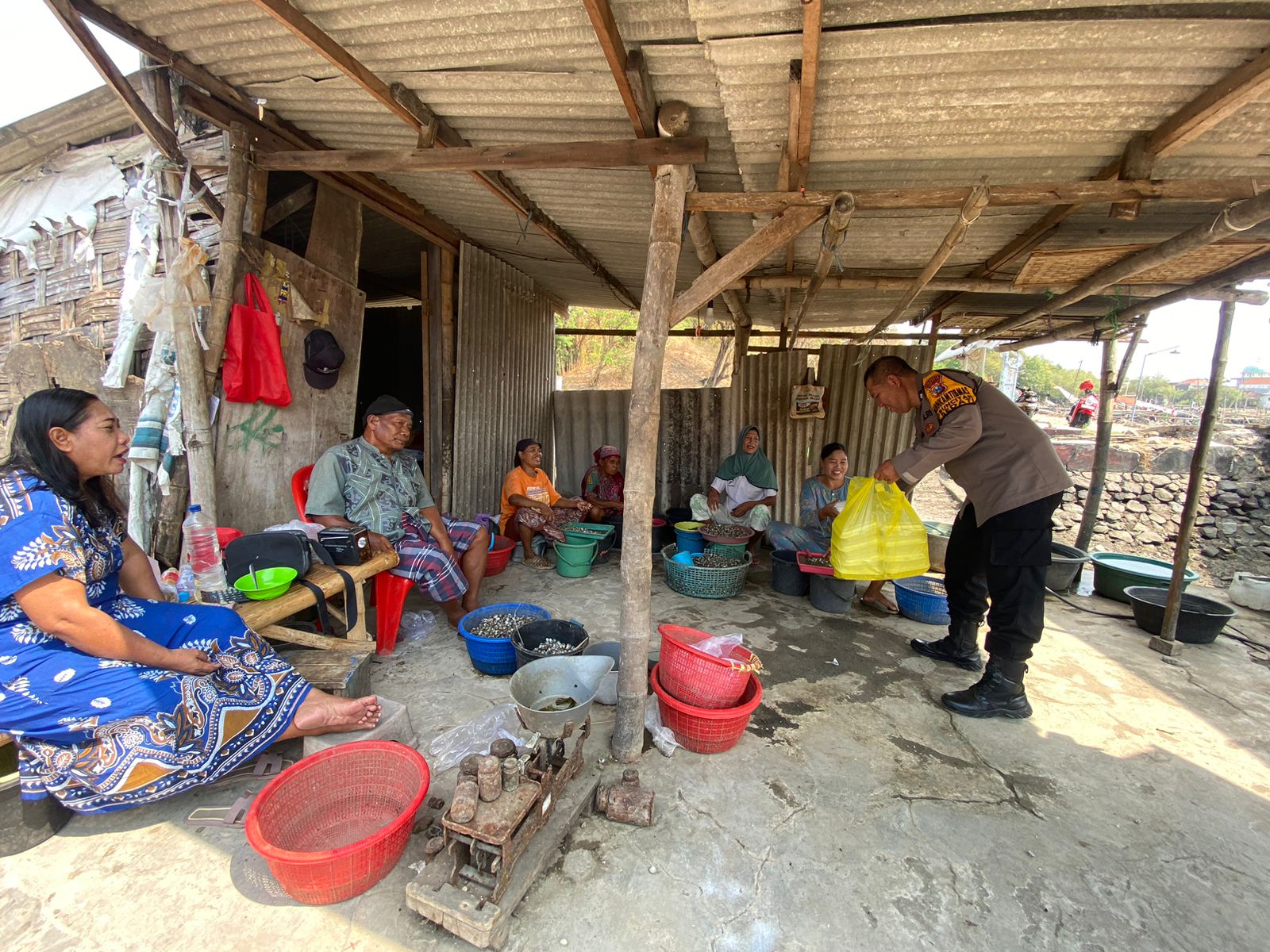 Pelaksanaan Jumat Berkah, Kapolsek Sedati Bagikan Sembako dan Berikan Himbauan Kamtibmas Jelang Pilkada