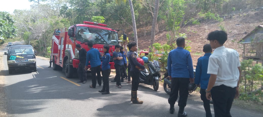 Tangani Kebakaran Lahan di Kecamatan Bontoharu, Posko Damkar Terjunkan Belasan Personil Pemadam