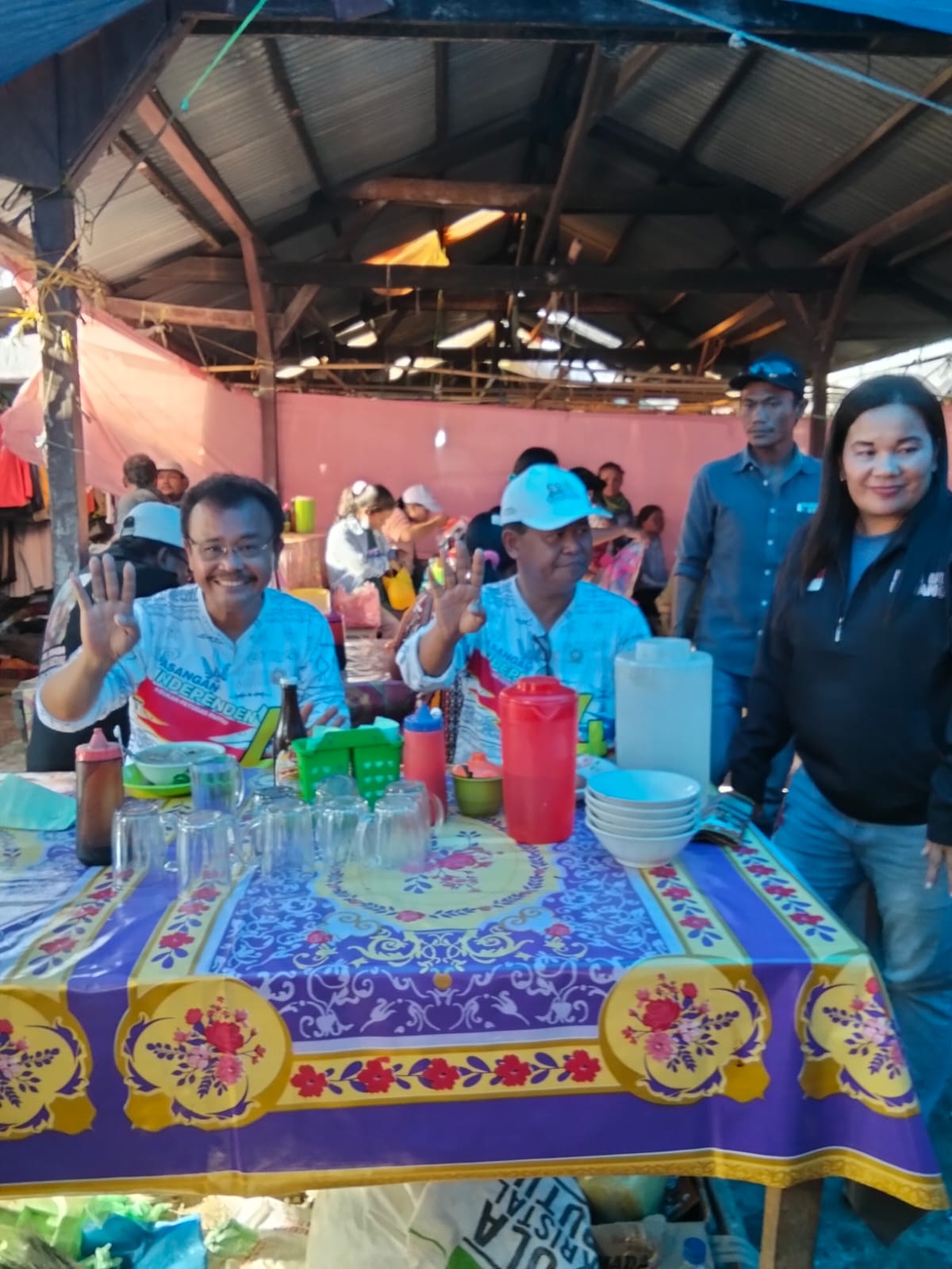 Rimso Sinaga-Barita Sihite No 4 Calon Bupati Dairi: Potret Kesederhanaan Seorang Pemimpin makan di warung Mie Sop Emperan Pasar Sumbul
