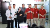 Jakarta - Kejaksaan Agung (Kejagung ) melalui Tim Penyidik Jaksa Agung Muda Bidang Tindak Pidana Khusus (JAM PIDSUS) telah melakukan penggeledahan dan penangkapan terhadap 3 (tiga) orang oknum Hakim pada Pengadilan Negeri Surabaya dan 1 (satu) orang oknum Pengacara pada Rabu 23 Oktober 2024. Hal itu disampaikan oleh Kepala Pusat Penerangan Hukum Kejagung, Dr. Harli Siregar, S.H., M.Hum., di Jakarta pada 23 Oktober 2024. Adapun tiga orang oknum hakim yang diamankan tersebut berinisal ED, HH dan M di Surabaya, sementara satu orang oknum Pengacara yang diamankan berinisial LR di Jakarta. Penangkapan dilakukan karena diduga yang bersangkutan melakukan tindak pidana korupsi berupa suap dan/atau gratifikasi terkait penanganan perkara tindak pidana umum di Pengadilan Negeri Surabaya atas nama Terdakwa Ronald Tannur. Sebagai informasi, Terdakwa Ronald Tannur divonis bebas oleh Majelis Hakim Pengadilan Negeri Surabaya (ED, HH dan M) dan ditemukan indikasi yang kuat bahwa pembebasan tersebut karena ketiga oknum hakim menerima suap dan/atau gratifikasi dari oknum Pengacara LR. Saat melakukan penggeledahan dan penangkapan, Tim Penyidik menemukan barang bukti. Pertama, Di lokasi Rumah oknum Pengacara LR di daerah Rungkut Surabaya. Ditemukan uang tunai Rp.1.190.000.000, uang tunai USD 451.700, uang tunai SGD 717.043; dan sejumlah catatan transaksi. Kedua, di lokasi Apartemen oknum Pengacara LR di Tower Palem Apartemen Eksekutif Menteng, Jakarta Pusat. Ditemukan uang tunai dalam berbagai pecahan rupiah dan mata uang asing yang jika dikonversikan ke dalam rupiah diperkirakan sejumlah Rp2.126.000.000. Dokumen terkait dengan bukti penukaran valas, catatan pemberian uang kepada pihak-pihak terkait; dan barang bukti elektronik berupa Handphone. Ketiga, di lokasi Apartemen oknum Hakim ED di Apartemen Gunawangsa Tidar, Surabaya. Ditemukan uang tunai Rp97.500.000, uang tunai SGD 32.000, uaang tunai Ringgit Malaysia 35.992, 25 sen, dan sejumlah barang bukti eletronik. Keempat, di lokasi rumah oknum Hakim ED di Perumahan BSB Mijen, Semarang. Ditemukan uang tunai USD 6.000; • Uang tunai SGD 300, dan sejumlah barang bukti elektronik. Kelima, di lokasi Apartemen oknum Hakim HH di daerah Ketintang, Gayungan, Surabaya. Ditemukan uang tunai Rp104.000.000, uang tunai USD 2.200, uang tunai SGD 9.100, uang tunai Yen 100.000; dan sejumlah barang bukti elektronik. Keenam, di Apartemen oknum Hakim M di Apartemen Gunawangsa Tidar Surabaya. Ditemukan uang tunai Rp21.400.000, uang tunai USD 2.000, uang tunai SGD 32.000, dan sejumlah barang bukti elektronik. Kemudian Tim Penyidik melakukan pemeriksaan kepada ketiga oknum hakim dan satu orang oknum pengacara tersebut, dan pada Rabu 23 Oktober 2024 ditetapkan tiga oknum Hakim ED, HH, M dan seorang oknum Pengacara LR sebagai Tersangka. "Karena ditemukan bukti permulaan yang cukup terkait adanya tindak pidana korupsi berupa suap dan/atau gratifikasi," ucap Harli. Selanjutnya, penyidik melakukan penahanan terhadap para Tersangka untuk penerima suap dan/atau gratifikasi yaitu ED, HH dan M di Rumah Tahanan Negara Kelas I Surabaya pada Kejaksaan Tinggi Jawa Timur. Mereka diduga melanggar: Pasal 12 huruf c jo. Pasal 12 B jo. Pasal 6 ayat (2) jo. Pasal 5 ayat (2) jo. Pasal 18 Undang- Undang Nomor 31 Tahun 1999 tentang Pemberantasan Tindak Pidana Korupsi sebagaimana diubah dengan Undang-Undang Nomor 20 Tahun 2001 tentang Perubahan Atas Undang-Undang Nomor 31 Tahun 1999 tentang Pemberantasan Tindak Pidana Korupsi jo. Pasal 55 ayat (1) ke-1 KUHP. Sedangkan, pemberi suap dan/atau gratifikasi yaitu LR ditahan di Rumah Tahanan Negara Salemba Cabang Kejaksaan Agung. LR diduga melanggar Pasal 6 ayat (1) huruf a jo. Pasal 5 ayat (1) jo. Pasal 18 Undang-Undang Nomor 31 Tahun 1999 tentang Pemberantasan Tindak Pidana Korupsi sebagaimana diubah dengan Undang-Undang Nomor 20 Tahun 2001 tentang Perubahan Atas Undang-Undang Nomor 31 Tahun 1999 tentang Pemberantasan Tindak Pidana Korupsi jo. Pasal 55 ayat (1) ke-1 KUHP. @redho