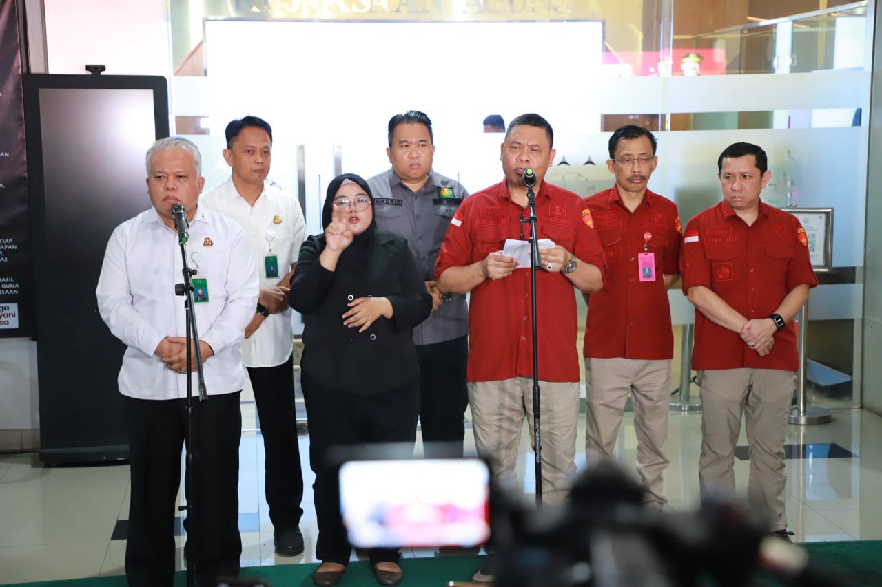 Jakarta - Kejaksaan Agung (Kejagung ) melalui Tim Penyidik Jaksa Agung Muda Bidang Tindak Pidana Khusus (JAM PIDSUS) telah melakukan penggeledahan dan penangkapan terhadap 3 (tiga) orang oknum Hakim pada Pengadilan Negeri Surabaya dan 1 (satu) orang oknum Pengacara pada Rabu 23 Oktober 2024. Hal itu disampaikan oleh Kepala Pusat Penerangan Hukum Kejagung, Dr. Harli Siregar, S.H., M.Hum., di Jakarta pada 23 Oktober 2024. Adapun tiga orang oknum hakim yang diamankan tersebut berinisal ED, HH dan M di Surabaya, sementara satu orang oknum Pengacara yang diamankan berinisial LR di Jakarta. Penangkapan dilakukan karena diduga yang bersangkutan melakukan tindak pidana korupsi berupa suap dan/atau gratifikasi terkait penanganan perkara tindak pidana umum di Pengadilan Negeri Surabaya atas nama Terdakwa Ronald Tannur. Sebagai informasi, Terdakwa Ronald Tannur divonis bebas oleh Majelis Hakim Pengadilan Negeri Surabaya (ED, HH dan M) dan ditemukan indikasi yang kuat bahwa pembebasan tersebut karena ketiga oknum hakim menerima suap dan/atau gratifikasi dari oknum Pengacara LR. Saat melakukan penggeledahan dan penangkapan, Tim Penyidik menemukan barang bukti. Pertama, Di lokasi Rumah oknum Pengacara LR di daerah Rungkut Surabaya. Ditemukan uang tunai Rp.1.190.000.000, uang tunai USD 451.700, uang tunai SGD 717.043; dan sejumlah catatan transaksi. Kedua, di lokasi Apartemen oknum Pengacara LR di Tower Palem Apartemen Eksekutif Menteng, Jakarta Pusat. Ditemukan uang tunai dalam berbagai pecahan rupiah dan mata uang asing yang jika dikonversikan ke dalam rupiah diperkirakan sejumlah Rp2.126.000.000. Dokumen terkait dengan bukti penukaran valas, catatan pemberian uang kepada pihak-pihak terkait; dan barang bukti elektronik berupa Handphone. Ketiga, di lokasi Apartemen oknum Hakim ED di Apartemen Gunawangsa Tidar, Surabaya. Ditemukan uang tunai Rp97.500.000, uang tunai SGD 32.000, uaang tunai Ringgit Malaysia 35.992, 25 sen, dan sejumlah barang bukti eletronik. Keempat, di lokasi rumah oknum Hakim ED di Perumahan BSB Mijen, Semarang. Ditemukan uang tunai USD 6.000; • Uang tunai SGD 300, dan sejumlah barang bukti elektronik. Kelima, di lokasi Apartemen oknum Hakim HH di daerah Ketintang, Gayungan, Surabaya. Ditemukan uang tunai Rp104.000.000, uang tunai USD 2.200, uang tunai SGD 9.100, uang tunai Yen 100.000; dan sejumlah barang bukti elektronik. Keenam, di Apartemen oknum Hakim M di Apartemen Gunawangsa Tidar Surabaya. Ditemukan uang tunai Rp21.400.000, uang tunai USD 2.000, uang tunai SGD 32.000, dan sejumlah barang bukti elektronik. Kemudian Tim Penyidik melakukan pemeriksaan kepada ketiga oknum hakim dan satu orang oknum pengacara tersebut, dan pada Rabu 23 Oktober 2024 ditetapkan tiga oknum Hakim ED, HH, M dan seorang oknum Pengacara LR sebagai Tersangka. "Karena ditemukan bukti permulaan yang cukup terkait adanya tindak pidana korupsi berupa suap dan/atau gratifikasi," ucap Harli. Selanjutnya, penyidik melakukan penahanan terhadap para Tersangka untuk penerima suap dan/atau gratifikasi yaitu ED, HH dan M di Rumah Tahanan Negara Kelas I Surabaya pada Kejaksaan Tinggi Jawa Timur. Mereka diduga melanggar: Pasal 12 huruf c jo. Pasal 12 B jo. Pasal 6 ayat (2) jo. Pasal 5 ayat (2) jo. Pasal 18 Undang- Undang Nomor 31 Tahun 1999 tentang Pemberantasan Tindak Pidana Korupsi sebagaimana diubah dengan Undang-Undang Nomor 20 Tahun 2001 tentang Perubahan Atas Undang-Undang Nomor 31 Tahun 1999 tentang Pemberantasan Tindak Pidana Korupsi jo. Pasal 55 ayat (1) ke-1 KUHP. Sedangkan, pemberi suap dan/atau gratifikasi yaitu LR ditahan di Rumah Tahanan Negara Salemba Cabang Kejaksaan Agung. LR diduga melanggar Pasal 6 ayat (1) huruf a jo. Pasal 5 ayat (1) jo. Pasal 18 Undang-Undang Nomor 31 Tahun 1999 tentang Pemberantasan Tindak Pidana Korupsi sebagaimana diubah dengan Undang-Undang Nomor 20 Tahun 2001 tentang Perubahan Atas Undang-Undang Nomor 31 Tahun 1999 tentang Pemberantasan Tindak Pidana Korupsi jo. Pasal 55 ayat (1) ke-1 KUHP. @redho