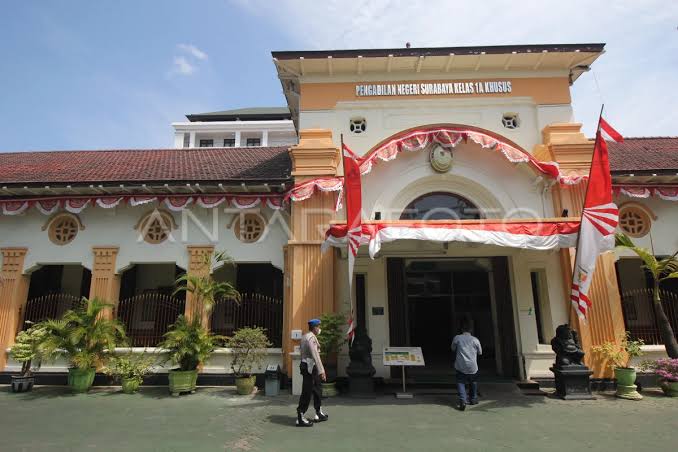 Tiga wakil Tuhan Oknum Hakim PN Surabaya terjerat OTT. Apa kata Publik