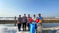 Kapolsek Sedati Bagikan Sembako Serta Himbauan Kamtibmas Ke Petani Garam