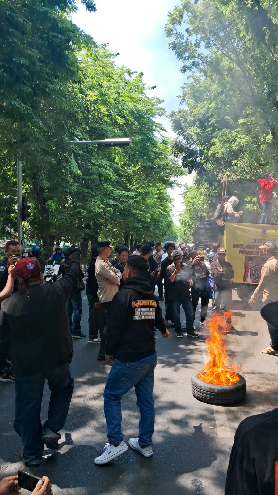 Gelar Aksi di PN Surabaya, AMI Minta Ketua PN Mundur Dari Jabatan 
