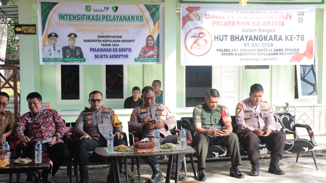 MERANTI - BKKBN Provinsi Riau bekerjasama dengan Dokkes Polres Kepulauan Meranti dan Dinas Sosial Kabupaten Kepulauan Meranti sekaligus Bakti kesehatan Pelayanan KB gratis dalam rangka HUT Bhayangkara ke 78, melaksanakan kegiatan intensifikasi pelayanan KB-KR di wilayah khusus dalam rangka gerakan intervensi serentak pencegahan stunting. Selasa, (11/6/2024).

Kegiatan berlangsung di Klinik Polres Kepulauan Meranti Jalan Pembangunan I, Kelurahan Selatpanjang Kota, Kecamatan Tebing Tinggi.

Turut hadir dalam kegiatan tersebut Bupati Kepulauan Meranti diwakili oleh Kaban Bapedalitbang DR. Abu Hanifah, Kepala BKKBN Prov Riau di wakili oleh H.Sakd Masri,S.H.,M.Si, Wakapolres Kep.Meranti KOMPOL Dodi Hasibuan, S.E.,M.H, Kepala Dinas Sosial Sukri,S.E, Camat Tebing Tinggi Husni Mubarak, Kapolsek Tebing Tinggi AKP Gunawan S.H, Danramil Tebing Tinggi di wakili Babinsa Selatpanjang Kota, Kasi Dokkes Polres Kepulauan Meranti BRIPKA Choki Simangungsong, Pengurus Bhayangkari Polres Kepulauan Meranti beserta anggota, Pengurus Ranting bhayangkari Polsek Tebing Tinggi beserta anggota, dan Ibu - ibu PKK Kabupaten Kepulauan Meranti.

Dalam sambutan Sambutan Kapolres Kepulauan Meranti yang diwakili Wakapolres dibacakan bersyukur kita kehadirat Allah Swt tuhan yg maha esa berkah rahmat dan ridhonya kita bisa hadir guna mengikuti kegiatan intensifikasi pelayanan KB-KR di wilayah khusus dalam rangka gerakan intervensi serentak pencegahan stunting.

"Kami dari Pihak Polres Kepulauan Meranti mengucapkan terimakasih kepada BKKBN Provinsi Riau dan Pemerintah Kabupaten Kepulauan Meranti sehingga dapat terselenggaranya kegiatan ini,"ucap Wakapolres

Sambungnya lagi,"Kami berharap semoga kegiatan ini dapat menambah eratnya silaturahmi dan kerjasama dalam berbagai program terutama pelayanan KB dan kesehatan Reproduksi dalam upaya pencegahan Stunting di Kabupaten Kepulauan Meranti," tutupnya.

Reporter : Adi
Sumber : (Humas Polres Meranti