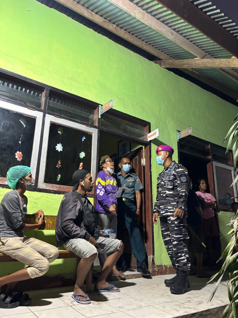 Danlanal  Maumere Dampingi Pj Bupati Sikka Tinjau Langsung Pengungsi Korban Erupsi Gunung Lewotobi 