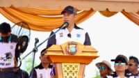Tentang : MOTOCROSS & GRASSTRACK KAPOLDA CUP CHAMPIONSHIP 2024 : WADAH BAKAT DAN SEMANGAT SPORTIFITAS Batam - Polda Kepulauan Riau (Kepri) menggelar Kapolda Cup Motocross Championship 2024 dalam rangka memeriahkan Hari Bhayangkara ke-78. Acara ini berlangsung selama dua hari, Mulai tanggal 8 hingga 9 Juni 2024 di Sirkuit Non Permanen Mega Legenda Kota Batam. Acara ini menjadi magnet bagi para pecinta otomotif dan masyarakat umum, dengan menghadirkan 120 pembalap handal dari berbagai daerah di Kepri dan Provinsi lainnya. Sabtu (8/6/24). Kejuaraan ini mempertandingkan 11 kelas, mulai dari GTX 1 (SE (Special Engine) Eksebisi Open), GTX 2 (Expro Campuran Non SE (Special Engine) < 40 Tahun ke Atas), GTX 3 (Grasstrack Campuran 2 Tak 4 Tak s/d 250 CC Open), GTX 4 (Bebek 2 Tak < 4 Tak s/d 130 CC Open), GTX 5 (Grasstrack Campuran 2 Tak 4 Tak s/d 125 CC Junior), GTX 6 (Bebek 2 Tak < 4 Tak s/d 130 CC Junior), GTX 7 (Trail Standart 155 CC Open), GTX 8 (Trail Standart 155 CC Junior), GTX 9 (Trail Standart 155 CC Pemula < 17 Tahun), GTX 10 (Mini Moto s/d 14 Tahun), GTX 11 Campuran Trail / SE (Special Engine) Trabas Open (Non Pembalap > 35 Tahun) dan GTX 11 Campuran Trail Non SE (Special Engine) Trabas Open (Non Pembalap > 35 Tahun). Para pembalap memacu adrenalin mereka dengan penuh semangat sportifitas, menunjukkan kemampuan terbaik mereka di lintasan balap yang menantang. Kegiatan ini dihadiri oleh Wakapolda Kepri Brigjen. Pol. Asep Safrudin, S.I.K., M.H., Ketua IMI Provinsi Kepri, Ketua KONI Provinsi Kepri, Kadispora Kota Batam, Pejabat Utama Polda Kepri, Seluruh panitia perlombaan, serta para peserta lomba Motocross & Grasstrack Kapolda Cup Championship 2024. Dukungan penuh mereka mencerminkan komitmen dan sinergi dalam memajukan olahraga otomotif di Kepri. Dalam sambutannya Wakapolda Kepri Brigjen. Pol. Asep Safrudin, S.I.K., M.H., mengatakan “Kapolda Cup Motocross Championship 2024 bukan hanya sekedar perlombaan, namun juga menjadi wadah bagi para crosser dan tracker muda untuk menyalurkan bakat dan minatnya. Selain itu, kejuaraan ini juga bertujuan untuk memotivasi para pembalap dalam meningkatkan keterampilan dan disiplin dalam berlalu lintas,” ucap Wakapolda Kepri Brigjen. Pol. Asep Safrudin, S.I.K., M.H. “Kejuaraan Kapolda Cup Motocross Championship 2024 ini menjadi bukti nyata komitmen Polda Kepri dalam mendukung perkembangan olahraga otomotif dan membangun sinergi dengan berbagai pihak. Diharapkan kejuaraan ini dapat menjadi agenda tahunan dan menjadi salah satu ikon pariwisata Kepri, melahirkan bibit-bibit pembalap handal yang dapat mengharumkan nama Kepri di kancah nasional dan internasional,” ujar Wakapolda Kepri Brigjen. Pol. Asep Safrudin, S.I.K., M.H. Selanjutnya terdapat bazar usaha mikro, kecil, dan menengah (UMKM) sebanyak 20 stand, dengan beragam kuliner khas Kepri dan produk-produk UMKM lainnya yang dapat dinikmati. Kehadiran bazar UMKM ini menjadi daya tarik tambahan bagi para pengunjung, menawarkan berbagai macam kuliner dan produk UMKM yang dapat dinikmati sambil menyaksikan aksi para pembalap di Sirkuit Non Permanen Mega Legenda Kota Batam. Ratusan masyarakat memadati Sirkuit Non Permanen Mega Legenda untuk menyaksikan aksi para pembalap. Antusiasme mereka menunjukkan tingginya minat masyarakat terhadap olahraga otomotif di Kepri. Kejuaraan ini pun diharapkan dapat memberikan dampak positif bagi daerah, seperti meningkatkan ekonomi lokal dan mempromosikan pariwisata Kepri. Terakhir, Kabidhumas Polda Kepri Kombes. Pol. Zahwani Pandra Arsyad, S.H., M.Si., menambahkan pesan kepada masyarakat yang ingin mengadukan atau melihat peta kerawanan serta memerlukan bantuan kepolisian dapat menghubungi Call Center polisi 110 atau unduh aplikasi Polri Super Apps di Googleplay/APP Store. Salam Presisi Bidang Humas Polda Kepri Kombes. Pol. Zahwani Pandra Arsyad, S.H. M.Si. Kabidhumas Polda Kepri