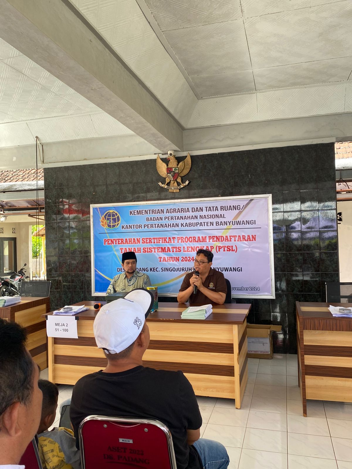 Kantor Pertanahan Serahkan Sertipikat Tanah Program Pendaftaran Tanah Sistematis Lengkap (PTSL) di Balai Desa Kabupaten Banyuwangi 