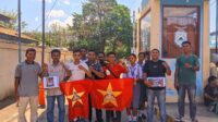 GALANG DANA LMND SIKKA KEPADA KORBAN GUNUNG LEWOTOBI Liga Mahasiswa Nasional untuk Demokrasi Eksekutif Kota Sikka. Melakukan Aksi peduli kasih, kepada korban meletusnya Gunung Berapi Lewotobi. Beberapa lokasi penggalangan dana, pertama di Pasar Alok Sikka Provinsi NTT ( Nusa Tenggara Timur), Pagi 8.00- 13.00 WITA. Bung dan Bing LMND SIKKA ( Liga Mahasiswa Nasional untuk Demokrasi Eksekutif Kota Sikka), menyebar dari pintu keluar ujung barat. Banyak, pemotor maupun pejalan kaki, juga para pedagang kaki lima yang turut berbelasungkawa kepada korban dan pengungsi. Donasi bisa berupa Uang, Baju dan celana untuk orang dewasa, anak- anak, maupun bayi. Dengan donasi ini sekiranya para pengungsi, sangat terbantu terutama bagi yang kehilangan tempat tinggal dampak letusan gunung. Setelah istirahat, aksi penggalangan dana, bertempat di Jln. Lingkar Luar Atas, pada pukul 17.44 sampai selesai. Banyak warga dari Ibu/ bapak, Oma/opa, sampai Anak- anak, yang tersentuh hatinya, untuk bersedekah. Aksi dilakukan, mulai dari SPBU Misir Atas, SPBU Wolongbetang, dan SPBU Lingkar Luar Maumere, juga perempatan jalan lingkar luar. Bung Yolis, " Aksi akan terus dilakukan sampai 2 hari, sampai ada konfirmasi dari Bung dan Bing, Eksekutif Ende agar bisa saling bekordinasi dalam transportasi ke wilayah terdampak bencana." Ujarnya