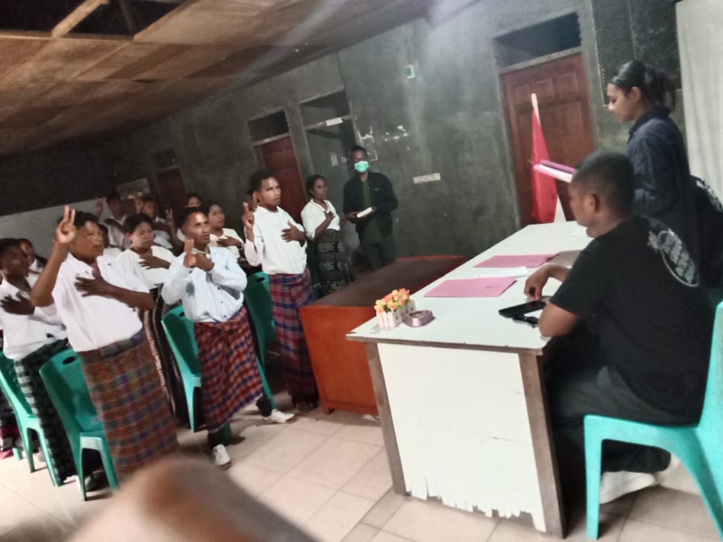 Ketua PPS Desa Nenbura beserta anggota dan panitia pengawas (Panwas) melantik 21 orang anggota Kelompok Penyelenggara Pemungutan Suara (KPPS) di Aula Kantor Desa Nenbura. Para anggota KPPS tersebut akan bertugas di tiga Tempat Pemungutan Suara (TPS), yakni TPS Dusun Doreng, TPS Dusun Hepang, dan TPS Dusun Wukak Gahar di Desa Nenbura. Setiap TPS akan diisi oleh 7 anggota KPPS, dengan total pemilih di Desa Nenbura sebanyak 961 jiwa. Berikut adalah rincian jumlah pemilih di masing-masing TPS:

TPS Hepang: 347 jiwa

TPS Doreng: 324 jiwa

TPS Wukak Gahar: 290 jiwa

Setelah prosesi pelantikan, Ketua PPS, Benedikta Yohanista, membacakan sambutan dari Ketua Komisi Pemilihan Umum (KPU) Kabupaten Sikka, yang menyampaikan pesan sebagai berikut:

"Hari ini, sebanyak 3.899 petugas KPPS dilantik dan akan menjalankan tugas, wewenang, serta kewajiban di TPS masing-masing di 194 desa/kelurahan dari 21 kecamatan di seluruh Kabupaten Sikka. Saya ucapkan selamat dan proficiat kepada bapak/ibu yang baru dilantik karena telah menjadi bagian dari penyelenggaraan Pemilihan Umum Tahun 2024.

KPU Kabupaten Sikka berkomitmen untuk terus meningkatkan kualitas layanan kepada pemilih, khususnya dalam proses pemungutan suara dan perhitungan suara di TPS yang akan dilaksanakan pada tanggal 27 November 2024. Sebagai bagian dari upaya tersebut, bimbingan teknis akan diberikan kepada semua anggota KPPS, termasuk ketua dan anggotanya, pada tanggal 7 hingga 11 November 2024."

Dalam kesempatan tersebut, Ketua KPPS Desa Nenbura juga menegaskan pentingnya peran dan tanggung jawab setiap anggota TPS dalam menyukseskan Pemilihan Gubernur dan Wakil Gubernur Provinsi NTT serta Pemilihan Bupati dan Wakil Bupati Sikka.