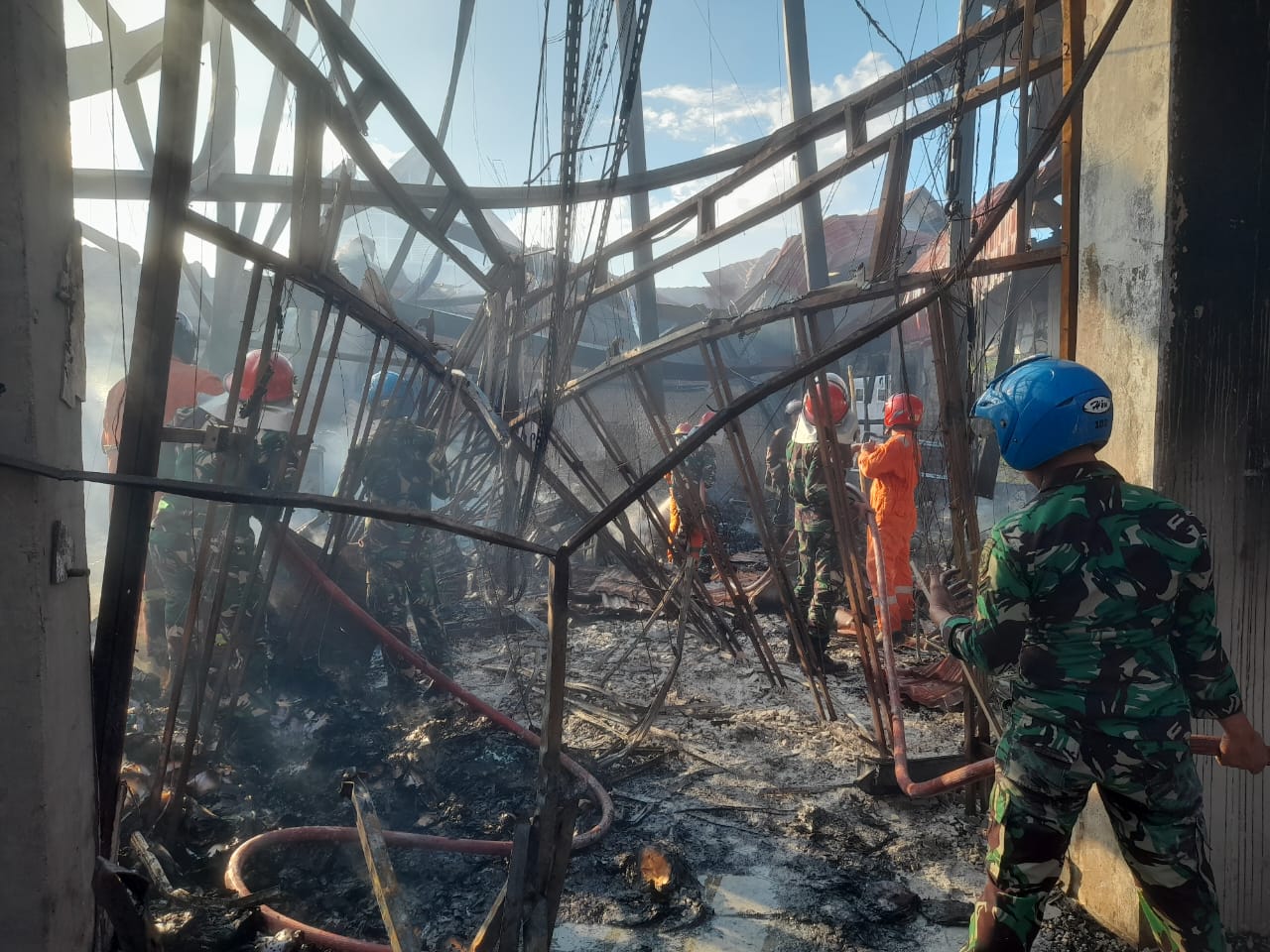 Lanal Ranai Bantu Padamkan Kebakaran Kantor Pemda Kabupaten Natuna