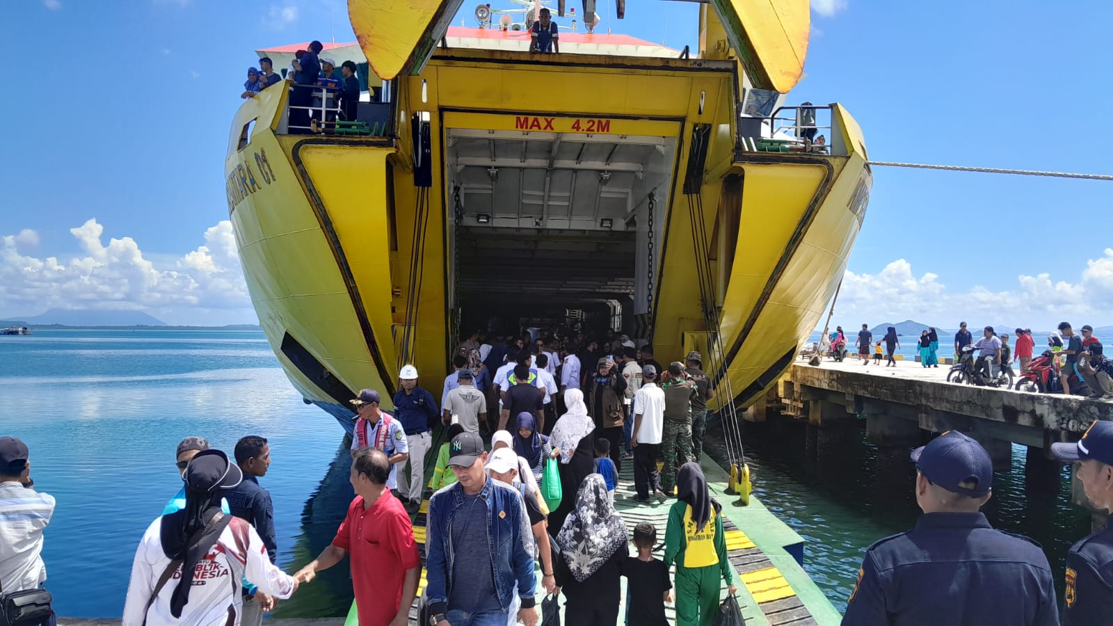 Warga Sedanau Antusias Sambut Kedatangan KMP Bahtera Nusantara 01 di Pelabuhan Sedanau

Sedanau, 8 November 2024 – Warga Sedanau, Kecamatan Bunguran Barat, Kabupaten Natuna, menyambut dengan penuh antusias kedatangan kapal Roro, KMP Bahtera Nusantara 01, yang melakukan uji sandar di Pelabuhan Sedanau hari ini. Kehadiran kapal ini disambut sebagai kabar baik bagi masyarakat, dengan harapan dapat memperlancar akses transportasi dan mendorong peningkatan ekonomi wilayah.

KMP Bahtera Nusantara 01, yang memiliki kapasitas angkut besar, diharapkan mampu mengakomodasi kebutuhan transportasi antar pulau, baik untuk distribusi barang maupun mobilitas penduduk. Kehadiran kapal Roro ini juga dianggap sebagai bentuk perhatian pemerintah untuk memudahkan aksesibilitas di daerah-daerah terluar seperti Natuna, sehingga masyarakat menaruh harapan besar pada kelancaran uji sandar ini.

Warga tampak berbondong-bondong berkumpul di sekitar pelabuhan untuk menyaksikan momen penting ini, membawa semangat dan harapan akan perubahan positif dalam sektor transportasi laut di wilayah mereka. Tak hanya masyarakat, sejumlah pejabat daerah turut hadir untuk mendukung dan memastikan kelancaran proses uji sandar.

Lurah Sedanau, Subhan, dalam wawancara dengan media menyampaikan rasa syukurnya atas kehadiran KMP Bahtera Nusantara 01 di Sedanau. "Kapal ini akan sangat membantu memperbaiki akses transportasi bagi warga Sedanau, sehingga mobilitas barang dan penumpang antar pulau bisa menjadi lebih mudah dan cepat. Semoga dengan adanya kapal ini, ekonomi daerah juga ikut berkembang,” ujarnya.

Di sisi lain, Jendral Manajer (JM) ASDP, Hermin Welkis, turut memberikan keterangan mengenai persiapan uji sandar ini. Ia menjelaskan bahwa tahap ini sangat penting untuk memastikan kesiapan fasilitas dan keamanan pelabuhan sebelum kapal beroperasi penuh melayani rute reguler di Natuna. “Kami berharap KMP Bahtera Nusantara 01 dapat memenuhi kebutuhan transportasi masyarakat dengan aman dan nyaman. Uji sandar ini akan memastikan semua prosedur berjalan sesuai standar,” jelasnya.

Dengan dukungan dari masyarakat dan pemerintah setempat, kehadiran KMP Bahtera Nusantara 01 ini diharapkan membawa dampak positif yang signifikan bagi perkembangan Sedanau dan sekitarnya.