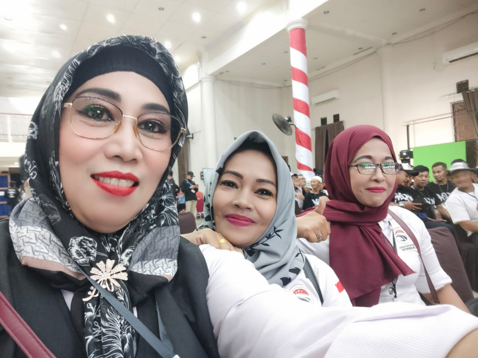 KPU (Komisi Pemilihan Umum) mengundang wartawan dan Ikatan Wartawan Online Indonesia untuk meliput acara debat Pilkada Wali Kota dan Bupati