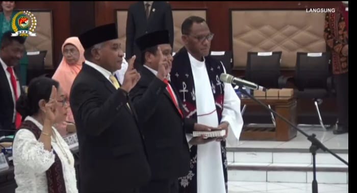 Pengambilan Sumpah/Janji Pimpinan DPRD Kabupaten Sikka. Adrianus Firminus Parera: Bersinergi dalam semangat kemitraan untuk berpihak kepada rakyat.
