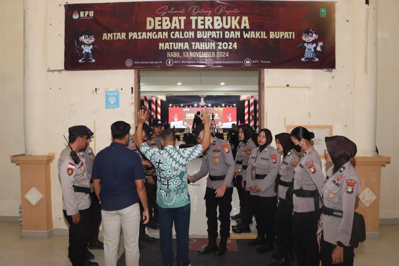 Polres Natuna Bersinergi dengan TNI untuk Mengamankan Debat Publik Calon Bupati dan Wakil Bupati Natuna