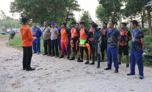 Basarnas Turunkan 6 Penyelam Cari Jasad Pilot Helikopter di Perairan Belitung Timur