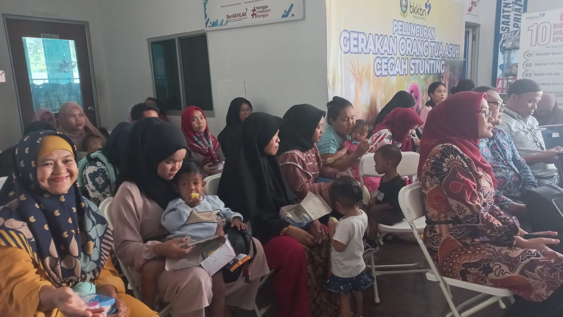 Launching GENTING serentak se-Indonesia
Batam ---- KEMENDUKBANGGA/BKKBN Ternyata 1 dari 5 balita di Indonesia tercatat mengalami stunting. Dalam upaya mewujudkan generasi sehat, cerdas, dan bebas dari stunting; Kementerian Kependudukan dan Pembangunan Keluarga (Kemendukbangga)/BKKBN secara resmi meluncurkan Gerakan Orang Tua Asuh Cegah Stunting (GENTING) pada 5 Desember 2024. 

Menteri Kependudukan dan Pembangunan Keluarga Wihaji menjelaskan, ini merupakan gerakan bantuan bagi keluarga berisiko stunting melalui kepedulian para pihak sebagai orang tua asuh yang dilaksanakan oleh mitra dan difasilitasi oleh Petugas Lapangan Keluarga Berencana (PLKB) atau kader BKKBN. 

”Negara punya kewajiban, tetapi jangan semuanya digantungkan kepada negara. Masyarakat juga bisa terlibat sebagai orang tua asuh. (Masyarakat dapat) memilih memberi bantuan, mau dalam bentuk nutrisi, nonnutrisi, akses air bersih, atau edukasi, jadi sederhana saja, rakyat hari ini butuh kehadiran kita bersama," ujar Menteri Kependudukan dan Pembangunan Keluarga.

"Pola asuh yang tepat selama 1.000 HPK adalah kunci utama. Dengan bantuan orang tua asuh, keluarga-keluarga yang berisiko tinggi terhadap stunting dapat memperoleh dukungan yang sangat dibutuhkan," lanjut Menteri Kependudukan dan Pembangunan Keluarga.

GENTING adalah gerakan berbasis komunitas yang melibatkan individu, kelompok, perusahaan, dan pemerintah daerah sebagai orang tua asuh bagi keluarga berisiko stunting. Tujuannya adalah memberikan dukungan kepada keluarga kurang mampu yang memiliki risiko tinggi terhadap stunting; khususnya ibu hamil, ibu menyusui atau yang memiliki anak usia di bawah dua tahun (baduta), anak usia 0-23 bulan (baduta), dan balita usia 24-59 bulan.

GENTING mendorong masyarakat untuk membantu sejuta keluarga berisiko stunting di seluruh Indonesia. Dukungan ini dapat berupa bantuan nutrisi dan non-nutrisi.

Bantuan nutrisi yang merupakan pemberian pangan lokal kaya protein hewani dengan kecukupan gizi dalam bentuk makanan lengkap siap santap atau kudapan. Pemberian nutrisi diberikan berdasarkan standar minimal, Rp15.000/hari/orang selama 1.000 Hari Pertama Kehidupan/HPK. Pemberian bantuan nutrisi dapat dilakukan secara kolektif, dengan durasi disesuaikan dengan usia anak hingga usianya mencapai 2 tahun.

Dukungan lainnya yaitu bantuan non-nutrisi meliputi: perbaikan jamban dan rumah layak huni; akses air bersih; dan edukasi pencegahan (remaja, calon pengantin) dan penanganan (edukasi ibu hamil, pengasuhan, peningkatan kapasitas ekonomi).

Kenapa GENTING itu penting? Data menunjukkan bahwa satu dari lima balita di Indonesia mengalami stunting. Kondisi ini diakibatkan oleh kekurangan gizi kronis, yang memengaruhi tumbuh kembang fisik dan kecerdasan anak. Jika tidak segera ditangani, dampaknya akan meluas hingga ke daya saing generasi muda di masa depan.

GENTING mengajak seluruh elemen masyarakat, mulai dari individu hingga perusahaan, untuk menjadi bagian dari perubahan. Mewujudkan visi Indonesia Maju pada 2045 dengan generasi yang lebih sehat dan produktif. Dengan semangat kebersamaan, GENTING diharapkan menjadi model kolaborasi nasional yang mampu mengubah kehidupan jutaan anak Indonesia.

Selain launching GENTING , juga diresmikan logo baru Kementrian Kependudukan dan Pembangunan Keluarga / BKKBN.

Perwakilan BKKBN Provinsi Kepulauan Riau mengikuti Launching GENTING serentak ini bersama mitra kerja yang telah berkontribusi dalam Program Percepatan Penurunan Stunting dan 20 Anak keluarga Berisiko Stunting (KRS) penerima bantuan. Acara digelar di Kantor Perwakilan BKKBN Provinsi Kepulauan Riau melalui zoom meeting dengan Kementrian Kependudukan dan Pembangunan Keluarga/BKKBN . Mitra Kerja yang hadir diantaranya DPRD Batam, Apindo Kota Batam, Baznas Kota Batam, PT Thiess, PT. Tunas Karya Indoswasta, BSI Cabang Batam, BNI Cabang Batam, PT Batamindo Investment Cakrawala, PT Kimia Farma serta Camat Sei Beduk, beserta lurah. 

Seluruh jajaran Perwakilan BKKBN Provinsi Kepulauan Riau turut hadir bersama Penyuluh KB dan Satgas Stunting. Acara yang sama juga digelar di 7 Kabupaten/Kota se-Kepulauan Riau yang difasilitasi oleh OPD KB masing-masing.

Penulis : Dewita
Editor : Santjojo Rahardjo
Reporter : R
