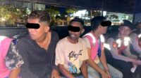 POLDA KEPRI LAKUKAN PENINDAKAN TIPIRING TERHADAP JURU PARKIR LIAR DI BATAM Batam – Dalam menanggapi keluhan masyarakat mengenai maraknya juru parkir liar, Ditsamapta Polda Kepri melakukan penindakan Tipiring (Tindak Pidana Ringan) terhadap pelanggar Peraturan Daerah Nomor 3 Tahun 2018 tentang Penyelenggaraan dan Retribusi Parkir. Kegiatan ini dilaksanakan pada Kamis, 5 Desember hingga Jumat, 6 Desember 2024, mulai pukul 17.00 WIB hingga selesai. Kegiatan penindakan ini dilakukan dengan tujuan untuk menciptakan ketertiban di kawasan parkir yang ada di Batam. Sabtu (7/12/2024). Penindakan ini melibatkan sejumlah personel, antara lain IPDA Firmansah, S.H. dan IPDA Lora Septiandari, S.Tr.K selaku koordinator, serta 13 personel Sprin Tipiring, 4 personel menggunakan R4 rutin, 10 personel menggunakan R2 rutin, 8 personel menggunakan R4 sinergitas, dan 6 personel menggunakan R2 sinergitas. Dirsamapta Polda Kepri Kombes Pol. Joko Adi Nugroho, S.I.K., M.T., melalui Kabidhumas Polda Kepri Kombes Pol. Zahwani Pandra Arsyda, S.H., M.Si., menyampaikan bahwa dalam penindakan ini, petugas berhasil mengamankan 26 Juru Parkir yang melanggar Perda Kota Batam terkait penyelenggaraan dan retribusi parkir, tepatnya pada Pasal 62 Ayat 1 Perda Kota Batam Nomor 3 Tahun 2018. Para pelaku yang terjaring merupakan juru parkir liar yang tidak memiliki Surat Tugas dan Kartu Identitas Parkir yang sah. Lokasi penindakan mencakup sejumlah kawasan di Batam Kota, seperti Edukit, Gelael, Hotel 01, Kimia Farma, Green Land, Botania, dan Welcome To Batam. "Kehadiran juru parkir liar sering kali menyebabkan gangguan lalu lintas dan keluhan masyarakat. Mereka memanfaatkan area publik secara ilegal, tanpa memberikan jaminan keamanan kendaraan," ujar Kabidhumas Polda Kepri Kombes Pol. Zahwani Pandra Arsyad, S.H., M.Si. Tidak jarang, juru parkir liar juga mematok tarif parkir yang tidak wajar, memberatkan pengendara, bahkan melakukan intimidasi. Hal ini menciptakan ketidaknyamanan dan memicu konflik di masyarakat. Penertiban ini bertujuan untuk: - Menciptakan tata kota yang tertib dan teratur. - Mencegah potensi tindak kriminal, termasuk pungutan liar dan pencurian. - Melindungi hak masyarakat untuk menggunakan fasilitas umum sesuai aturan. Penindakan terhadap juru parkir liar ini merupakan bagian dari upaya strategis Polda Kepri untuk menjaga ketertiban umum sekaligus meningkatkan kesadaran masyarakat dalam mematuhi aturan yang berlaku. Langkah ini juga menjadi salah satu wujud nyata implementasi Harkamtibmas, di mana penegakan hukum yang konsisten diharapkan dapat menciptakan rasa aman dan nyaman bagi warga Kota Batam. Dengan sinergi antara aparat penegak hukum dan masyarakat, Polda Kepri berkomitmen untuk menekan potensi gangguan keamanan, terutama yang berkaitan dengan aktivitas parkir liar yang kerap meresahkan. Langkah tegas ini diharapkan tidak hanya menekan aktivitas ilegal para juru parkir liar tetapi juga memberikan efek jera. Dengan demikian, tercipta suasana kota yang lebih nyaman, tertib, dan aman bagi semua pihak. Dari 26 Juru Parkir yang diperiksa, 12 di antaranya dinyatakan dapat dilanjutkan ke proses persidangan di Pengadilan Negeri Batam. Dalam sidang yang dilaksanakan, hakim memutuskan bahwa para Juru Parkir yang terbukti melanggar aturan, dan dikenakan denda sebesar Rp 150.000 per orang. Denda tersebut telah dieksekusi oleh Kejaksaan Negeri Batam. Penindakan ini diharapkan dapat memberikan efek jera bagi pelaku dan meningkatkan kesadaran akan pentingnya mematuhi peraturan yang ada. Polda Kepri berharap kegiatan penindakan ini dapat menciptakan lingkungan yang lebih tertib dan aman bagi masyarakat Batam. Kami juga mengimbau kepada warga untuk aktif melaporkan keberadaan juru parkir liar kepada pihak berwajib, guna mendukung terciptanya ketertiban dan kenyamanan di Kota Batam. Penegakan hukum yang tegas akan terus dilakukan untuk menanggulangi masalah parkir liar yang meresahkan masyarakat. Sebagai langkah preventif, kabidhumas Polda Kepri Kombes. Pol. Zahwani Pandra Arsyad, S.H. M.Si., mengimbau kepada seluruh masyarakat Batam dan para juru parkir untuk selalu mematuhi peraturan yang berlaku. Pastikan untuk memiliki Surat Tugas dan Kartu Identitas Parkir yang sah. Penindakan terhadap pelanggaran parkir liar akan terus dilakukan secara konsisten. Polda Kepri berkomitmen untuk menjaga kenyamanan dan keamanan masyarakat Batam, serta mendorong kesadaran hukum bersama. Terakhir, dalam kesempatan yang sama Kabidhumas Polda Kepri Kombes. Pol. Zahwani Pandra Arsyad, S.H., M.Si., juga menambahkan pesan kepada masyarakat yang ingin mengadukan atau melihat peta kerawanan serta memerlukan bantuan kepolisian dapat menghubungi Call Center polisi 110 atau unduh aplikasi Polri Super Apps di Googleplay/APP Store. Salam Presisi Bidang Humas Polda Kepri Kombes. Pol. Zahwani Pandra Arsyad, S.H. M.Si. Kabidhumas Polda Kepri
