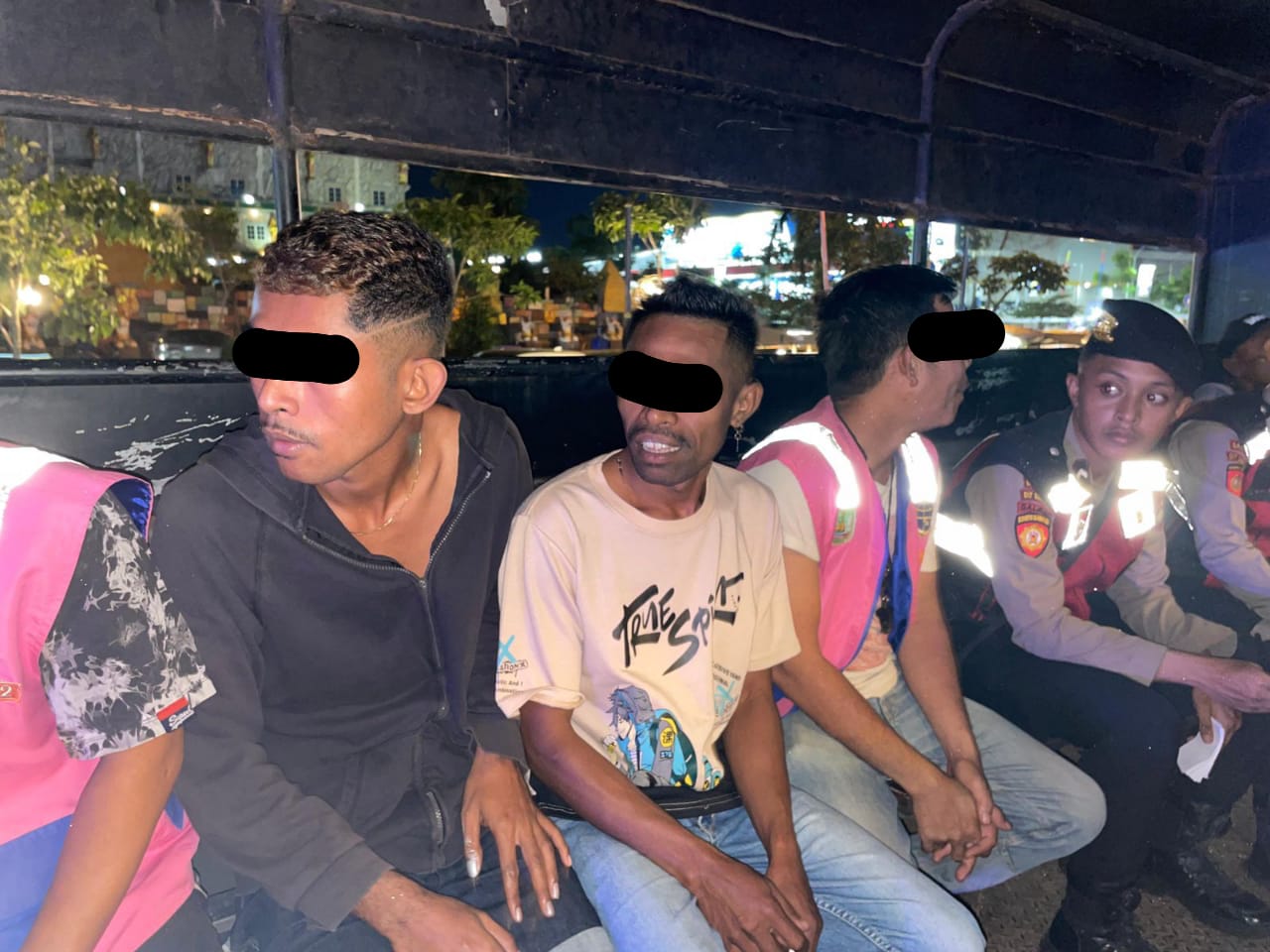 POLDA KEPRI LAKUKAN PENINDAKAN TIPIRING TERHADAP JURU PARKIR LIAR DI BATAM Batam – Dalam menanggapi keluhan masyarakat mengenai maraknya juru parkir liar, Ditsamapta Polda Kepri melakukan penindakan Tipiring (Tindak Pidana Ringan) terhadap pelanggar Peraturan Daerah Nomor 3 Tahun 2018 tentang Penyelenggaraan dan Retribusi Parkir. Kegiatan ini dilaksanakan pada Kamis, 5 Desember hingga Jumat, 6 Desember 2024, mulai pukul 17.00 WIB hingga selesai. Kegiatan penindakan ini dilakukan dengan tujuan untuk menciptakan ketertiban di kawasan parkir yang ada di Batam. Sabtu (7/12/2024). Penindakan ini melibatkan sejumlah personel, antara lain IPDA Firmansah, S.H. dan IPDA Lora Septiandari, S.Tr.K selaku koordinator, serta 13 personel Sprin Tipiring, 4 personel menggunakan R4 rutin, 10 personel menggunakan R2 rutin, 8 personel menggunakan R4 sinergitas, dan 6 personel menggunakan R2 sinergitas. Dirsamapta Polda Kepri Kombes Pol. Joko Adi Nugroho, S.I.K., M.T., melalui Kabidhumas Polda Kepri Kombes Pol. Zahwani Pandra Arsyda, S.H., M.Si., menyampaikan bahwa dalam penindakan ini, petugas berhasil mengamankan 26 Juru Parkir yang melanggar Perda Kota Batam terkait penyelenggaraan dan retribusi parkir, tepatnya pada Pasal 62 Ayat 1 Perda Kota Batam Nomor 3 Tahun 2018. Para pelaku yang terjaring merupakan juru parkir liar yang tidak memiliki Surat Tugas dan Kartu Identitas Parkir yang sah. Lokasi penindakan mencakup sejumlah kawasan di Batam Kota, seperti Edukit, Gelael, Hotel 01, Kimia Farma, Green Land, Botania, dan Welcome To Batam. "Kehadiran juru parkir liar sering kali menyebabkan gangguan lalu lintas dan keluhan masyarakat. Mereka memanfaatkan area publik secara ilegal, tanpa memberikan jaminan keamanan kendaraan," ujar Kabidhumas Polda Kepri Kombes Pol. Zahwani Pandra Arsyad, S.H., M.Si. Tidak jarang, juru parkir liar juga mematok tarif parkir yang tidak wajar, memberatkan pengendara, bahkan melakukan intimidasi. Hal ini menciptakan ketidaknyamanan dan memicu konflik di masyarakat. Penertiban ini bertujuan untuk: - Menciptakan tata kota yang tertib dan teratur. - Mencegah potensi tindak kriminal, termasuk pungutan liar dan pencurian. - Melindungi hak masyarakat untuk menggunakan fasilitas umum sesuai aturan. Penindakan terhadap juru parkir liar ini merupakan bagian dari upaya strategis Polda Kepri untuk menjaga ketertiban umum sekaligus meningkatkan kesadaran masyarakat dalam mematuhi aturan yang berlaku. Langkah ini juga menjadi salah satu wujud nyata implementasi Harkamtibmas, di mana penegakan hukum yang konsisten diharapkan dapat menciptakan rasa aman dan nyaman bagi warga Kota Batam. Dengan sinergi antara aparat penegak hukum dan masyarakat, Polda Kepri berkomitmen untuk menekan potensi gangguan keamanan, terutama yang berkaitan dengan aktivitas parkir liar yang kerap meresahkan. Langkah tegas ini diharapkan tidak hanya menekan aktivitas ilegal para juru parkir liar tetapi juga memberikan efek jera. Dengan demikian, tercipta suasana kota yang lebih nyaman, tertib, dan aman bagi semua pihak. Dari 26 Juru Parkir yang diperiksa, 12 di antaranya dinyatakan dapat dilanjutkan ke proses persidangan di Pengadilan Negeri Batam. Dalam sidang yang dilaksanakan, hakim memutuskan bahwa para Juru Parkir yang terbukti melanggar aturan, dan dikenakan denda sebesar Rp 150.000 per orang. Denda tersebut telah dieksekusi oleh Kejaksaan Negeri Batam. Penindakan ini diharapkan dapat memberikan efek jera bagi pelaku dan meningkatkan kesadaran akan pentingnya mematuhi peraturan yang ada. Polda Kepri berharap kegiatan penindakan ini dapat menciptakan lingkungan yang lebih tertib dan aman bagi masyarakat Batam. Kami juga mengimbau kepada warga untuk aktif melaporkan keberadaan juru parkir liar kepada pihak berwajib, guna mendukung terciptanya ketertiban dan kenyamanan di Kota Batam. Penegakan hukum yang tegas akan terus dilakukan untuk menanggulangi masalah parkir liar yang meresahkan masyarakat. Sebagai langkah preventif, kabidhumas Polda Kepri Kombes. Pol. Zahwani Pandra Arsyad, S.H. M.Si., mengimbau kepada seluruh masyarakat Batam dan para juru parkir untuk selalu mematuhi peraturan yang berlaku. Pastikan untuk memiliki Surat Tugas dan Kartu Identitas Parkir yang sah. Penindakan terhadap pelanggaran parkir liar akan terus dilakukan secara konsisten. Polda Kepri berkomitmen untuk menjaga kenyamanan dan keamanan masyarakat Batam, serta mendorong kesadaran hukum bersama. Terakhir, dalam kesempatan yang sama Kabidhumas Polda Kepri Kombes. Pol. Zahwani Pandra Arsyad, S.H., M.Si., juga menambahkan pesan kepada masyarakat yang ingin mengadukan atau melihat peta kerawanan serta memerlukan bantuan kepolisian dapat menghubungi Call Center polisi 110 atau unduh aplikasi Polri Super Apps di Googleplay/APP Store. Salam Presisi Bidang Humas Polda Kepri Kombes. Pol. Zahwani Pandra Arsyad, S.H. M.Si. Kabidhumas Polda Kepri