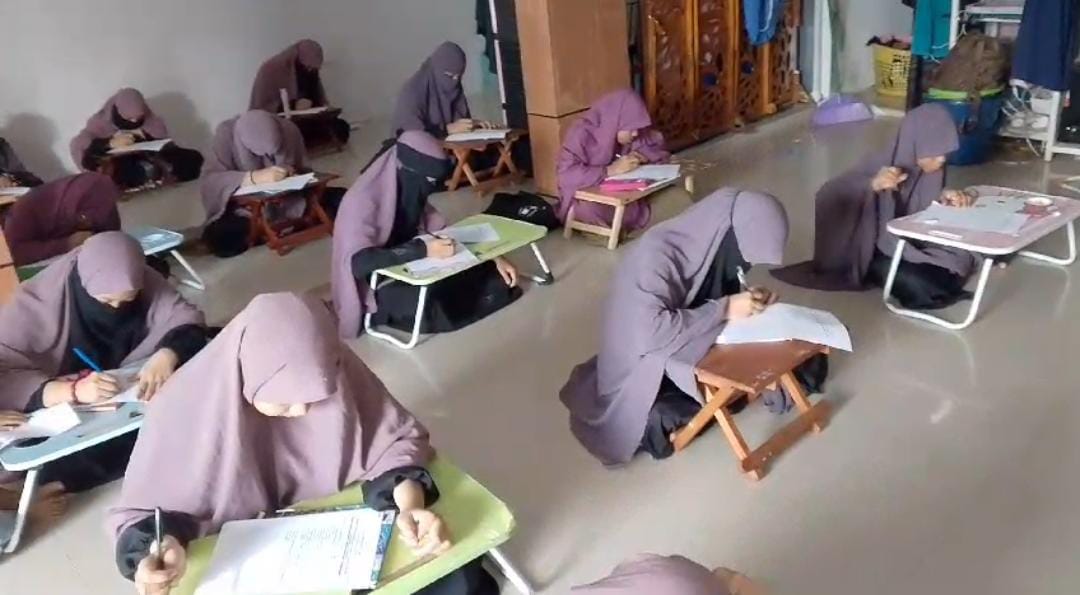 Janganlah engkau menyimpan harta (tanpa mensedekahkannya). Jika tidak, maka Allah akan menahan rizki untukmu.