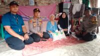 Kepedulian Terhadap Warga, Polsek Teluk Nibung Polres Tanjung Balai Berikan Bantuan Kepada Nenek Lansia