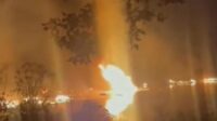 Sebuah Sumur Pengeboran Minyak Ilegal di Dusun IV Parung, Desa Sri Gunung, Kecamatan Sungai Lilin, Kabupaten Musi Banyuasin (MUBA) Kembali Terbakar dan Meledak