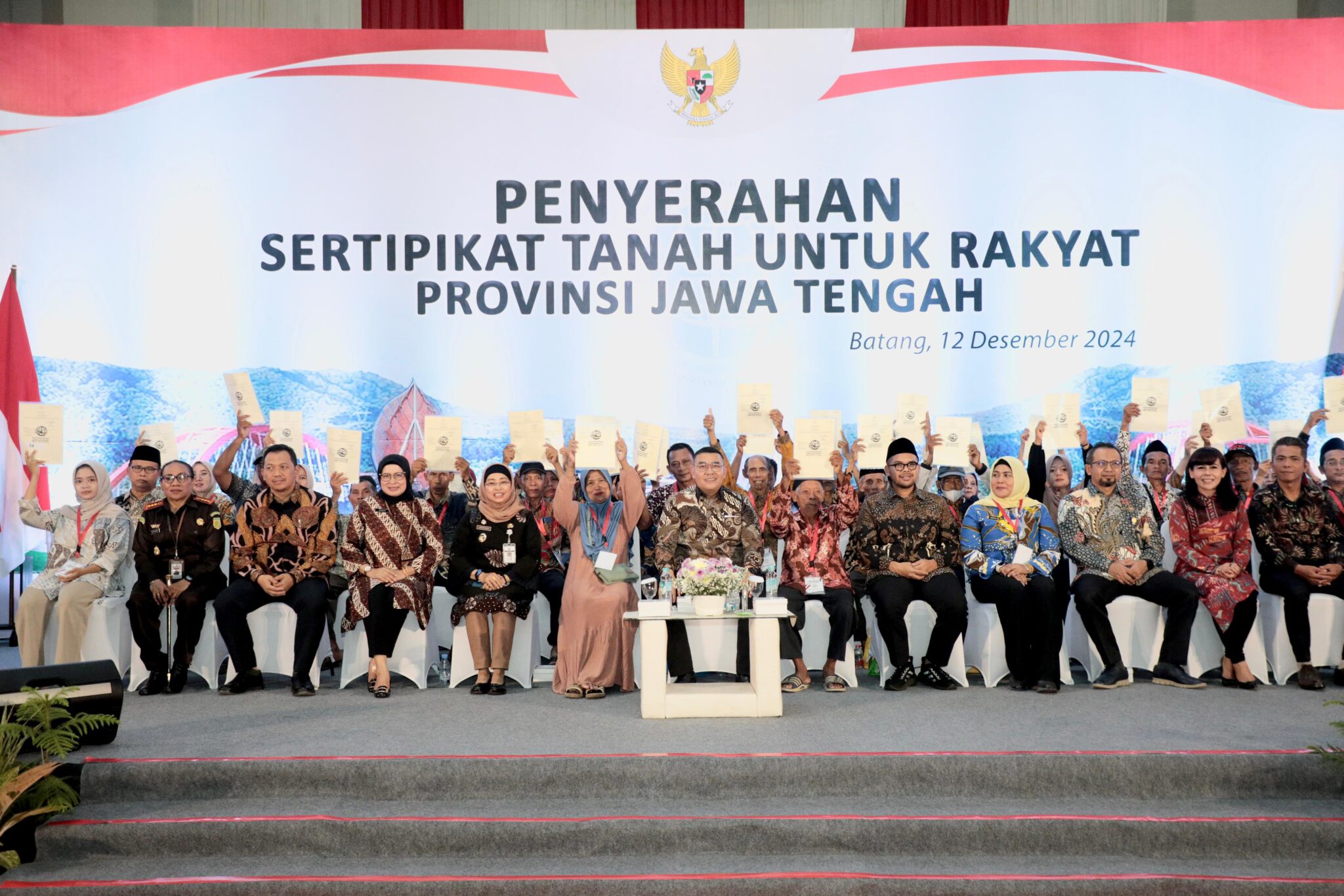 Serahkan 1.571 Sertipikat Elektronik di Kabupaten Batang, Wamen Ossy: Bentuk Komitmen Tingkatkan Layanan Pertanahan