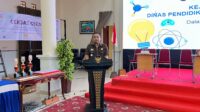 KEJAKSAAN NEGERI NATUNA BEKERJA SAMA DENGAN DINAS PENDIDIKAN DAN KEBUDAYAAN (DISDIKBUD) MENYELENGGARAKAN LOMBA CERDAS CERMAT TINGKAT SEKOLAH MENENGAH PERTAMA (SMP) Pada hari Minggu tanggal 21 Juli 2024 di Gedung Sri Srindit Kecamatan Bunguran Timur, Natuna. Kepala Kejaksaan Negeri Natuna yang di wakili oleh Kasi Intel, Tulus Yunus Abdi, S.H.,M.H. didampingi Kasi Pidsus, Denny, S.H dan Kasi Pidum Rein Lesmana Musri, S.H. menyampaikan, Kejaksaan Negeri Natuna bekerja sama dengan Dinas Pendidikan Dan Kebudayaan (DISDIKBUD) menyelenggarakan lomba cerdas cermat tingkat Sekolah Menengah Pertama (SMP). Bahwa lomba ini diikuti oleh puluhan pelajar dari berbagai sekolah Tingkat SMP di Natuna dalam rangka memperingati Hari Bhakti Adhyaksa (HBA) ke-64. Bahwa Kepala Seksi Intelijen (Kasi Intel) Kejari Natuna, Tulus Yunus Abadi, menjelaskan bahwa tujuan kegiatan ini adalah untuk merespons perubahan cepat yang terjadi di kalangan remaja akibat perkembangan teknologi informasi dan komunikasi, termasuk maraknya judi online dan cyber bullying yang sedang gencar diberantas oleh pemerintah. Bahwa Kejaksaan Negeri Natuna berdiskusi dan membuat terobosan untuk kegiatan positif bagi anak-anak Natuna. Melalui kerjasama ini, kami berharap anak-anak tidak hanya fokus pada dunia online dan teknologi, tetapi juga menjadi lebih kreatif dan peduli dengan sesama dan dapat membangun kreativitas serta keterampilan berpikir kritis para siswa. Bahwa anak-anak sekarang cenderung terpaku pada handphone dan dunianya sendiri. Melalui lomba ini, kami ingin mendorong mereka untuk menggunakan teknologi secara lebih kreatif dan positif. Dan kami juga menyampaikan terima kasih kepada Dinas Pendidikan dan Kebudayaan atas kerjasamanya, serta kepada semua pihak yang telah mendukung sehingga kegiatan ini dapat berjalan lancar. Ujar Kepala Seksi Intelijen Kejaksaan Negeri Natuna. Bahwa Ia mengajak para peserta untuk semangat dan memberikan yang terbaik, tidak hanya untuk meraih prestasi tetapi juga untuk meningkatkan rasa percaya diri. Kami harap ke depan dapat melahirkan bibit-bibit unggul dari Natuna yang kreatif dan berprestasi. “Kadis Pendidikan dan Kebudayaan Kabupaten Natuna, Hendra Kusuma Kadis Disdikbud, juga menyampaikan sangat berterima kasih dan mengapresiasi kegiatan cerdas cermat ini, karena di Natuna sangat jarang diadakan kegiatan seperti ini, semoga kedepannya kita dapat melaksanakan kegiatan-kegiatan seperti ini; Bahwa hadir dalam kegiatan ini, Kepala Disdikbud Natuna Hendra Kusuma, para kasi dan Kasubagbin kejari natuna, para pegawai kejaksaan natuna, para guru, peserta, hingga orang tua peserta lomba. Ranai, 21 Juli 2024 KASI INTEL KEJAKSAAN NEGERI NATUNA