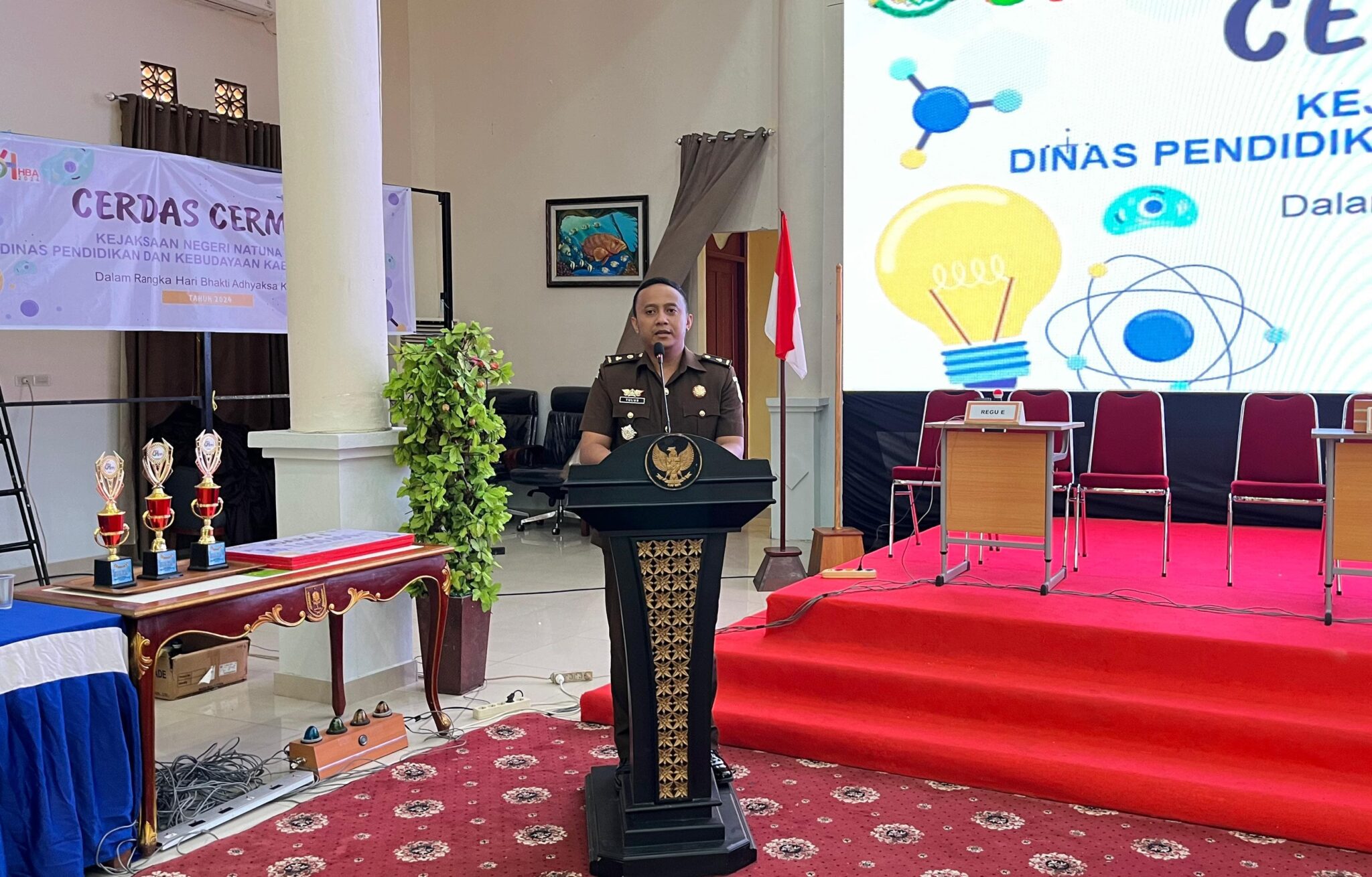 KEJAKSAAN NEGERI NATUNA BEKERJA SAMA DENGAN DINAS PENDIDIKAN DAN KEBUDAYAAN (DISDIKBUD) MENYELENGGARAKAN LOMBA CERDAS CERMAT TINGKAT SEKOLAH MENENGAH PERTAMA (SMP) Pada hari Minggu tanggal 21 Juli 2024 di Gedung Sri Srindit Kecamatan Bunguran Timur, Natuna. Kepala Kejaksaan Negeri Natuna yang di wakili oleh Kasi Intel, Tulus Yunus Abdi, S.H.,M.H. didampingi Kasi Pidsus, Denny, S.H dan Kasi Pidum Rein Lesmana Musri, S.H. menyampaikan, Kejaksaan Negeri Natuna bekerja sama dengan Dinas Pendidikan Dan Kebudayaan (DISDIKBUD) menyelenggarakan lomba cerdas cermat tingkat Sekolah Menengah Pertama (SMP). Bahwa lomba ini diikuti oleh puluhan pelajar dari berbagai sekolah Tingkat SMP di Natuna dalam rangka memperingati Hari Bhakti Adhyaksa (HBA) ke-64. Bahwa Kepala Seksi Intelijen (Kasi Intel) Kejari Natuna, Tulus Yunus Abadi, menjelaskan bahwa tujuan kegiatan ini adalah untuk merespons perubahan cepat yang terjadi di kalangan remaja akibat perkembangan teknologi informasi dan komunikasi, termasuk maraknya judi online dan cyber bullying yang sedang gencar diberantas oleh pemerintah. Bahwa Kejaksaan Negeri Natuna berdiskusi dan membuat terobosan untuk kegiatan positif bagi anak-anak Natuna. Melalui kerjasama ini, kami berharap anak-anak tidak hanya fokus pada dunia online dan teknologi, tetapi juga menjadi lebih kreatif dan peduli dengan sesama dan dapat membangun kreativitas serta keterampilan berpikir kritis para siswa. Bahwa anak-anak sekarang cenderung terpaku pada handphone dan dunianya sendiri. Melalui lomba ini, kami ingin mendorong mereka untuk menggunakan teknologi secara lebih kreatif dan positif. Dan kami juga menyampaikan terima kasih kepada Dinas Pendidikan dan Kebudayaan atas kerjasamanya, serta kepada semua pihak yang telah mendukung sehingga kegiatan ini dapat berjalan lancar. Ujar Kepala Seksi Intelijen Kejaksaan Negeri Natuna. Bahwa Ia mengajak para peserta untuk semangat dan memberikan yang terbaik, tidak hanya untuk meraih prestasi tetapi juga untuk meningkatkan rasa percaya diri. Kami harap ke depan dapat melahirkan bibit-bibit unggul dari Natuna yang kreatif dan berprestasi. “Kadis Pendidikan dan Kebudayaan Kabupaten Natuna, Hendra Kusuma Kadis Disdikbud, juga menyampaikan sangat berterima kasih dan mengapresiasi kegiatan cerdas cermat ini, karena di Natuna sangat jarang diadakan kegiatan seperti ini, semoga kedepannya kita dapat melaksanakan kegiatan-kegiatan seperti ini; Bahwa hadir dalam kegiatan ini, Kepala Disdikbud Natuna Hendra Kusuma, para kasi dan Kasubagbin kejari natuna, para pegawai kejaksaan natuna, para guru, peserta, hingga orang tua peserta lomba. Ranai, 21 Juli 2024 KASI INTEL KEJAKSAAN NEGERI NATUNA