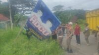 tim gabungan Bawaslu, KPU, TNI, Polri dan Sat Pol PP, Dishub Kabupaten Empat Lawang, melakukan penertiban Alat Praga Kampanye