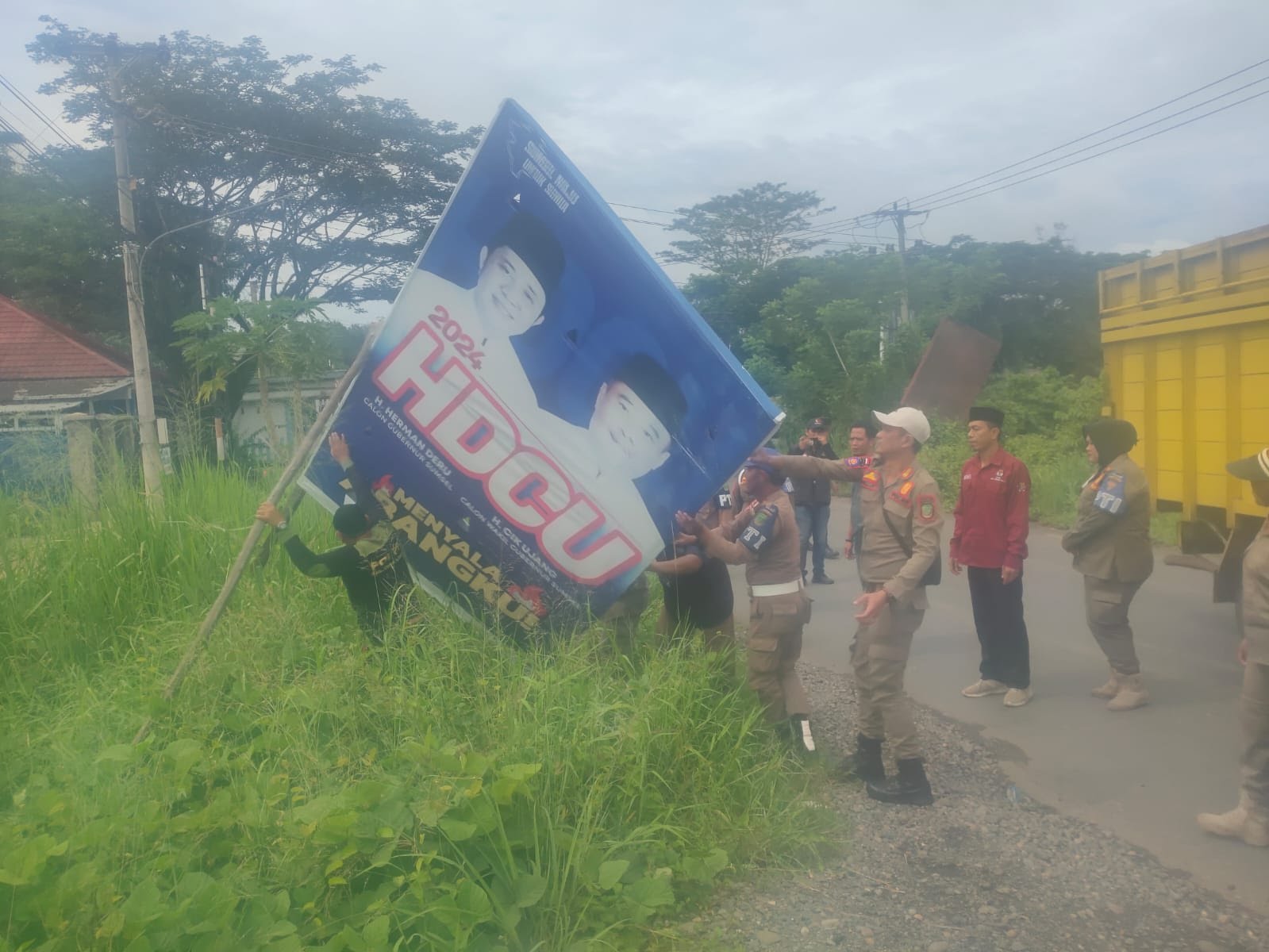 tim gabungan Bawaslu, KPU, TNI, Polri dan Sat Pol PP, Dishub Kabupaten Empat Lawang, melakukan penertiban Alat Praga Kampanye