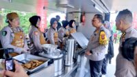 POLDA KEPRI DUKUNG PROGRAM PRESIDEN RI DENGAN PROGRAM MAKANAN BERGIZI GRATIS DI SDIT AL-KAUTSAR Batam – Dalam rangka mendukung program Astacita Presiden Republik Indonesia terkait pemberian makanan bergizi gratis, Kapolda Kepri Irjen. Pol. Drs. Yan Fitri Halimansyah, M.H., bersama Wakapolda Kepri Brigjen. Pol. Asep Safrudin, S.I.K., M.H., dan pejabat utama melaksanakan program ini di SDIT (Sekolah Dasar Islam Terpadu) Al-Kautsar Nongsa dengan harapan menjadi langkah awal dalam menciptakan generasi unggul. Kamis (20/12/2024) Kapolda Kepri Irjen. Pol. Drs. Yan Fitri Halimansyah, M.H., menyampaikan bahwa tujuan dari program ini adalah untuk memastikan anak-anak mendapatkan asupan makanan kaya protein guna menunjang pertumbuhan dan perkembangan mereka secara optimal sejak dini. Dengan 133 siswa yang terlibat, program ini menjadi percontohan yang diharapkan dapat diadopsi oleh sekolah-sekolah lain. “Kami memulai program ini di lingkungan sekolah yang kami nilai mampu menjadi contoh baik, yakni SDIT Al-Kautsar. Langkah awalnya adalah pemeriksaan kondisi gizi seluruh siswa untuk menjadi dasar pelaksanaan program makan siang bergizi selama tiga bulan ke depan,” ujar Kapolda Kepri Irjen. Pol. Drs. Yan Fitri Halimansyah, M.H. Program ini tidak hanya berfokus pada penyediaan makanan, tetapi juga pada evaluasi kondisi siswa, baik dari segi kesehatan, semangat belajar, maupun kemampuan akademik. Evaluasi dilakukan secara terukur oleh tim khusus yang melibatkan dokter gizi untuk memastikan keberhasilan program. “Proses pelaksanaan program ini dikelola sepenuhnya oleh tim internal Polda Kepri, di mana ibu-ibu Polwan berperan aktif dalam menyiapkan masakan. Mulai dari belanja bahan makanan di pagi hari hingga memasak di dapur umum Brimob yang didirikan di area sekolah. Menu yang disajikan bervariasi dan memenuhi standar gizi, dengan kombinasi telur, sayuran, daging ayam, serta tambahan susu untuk meningkatkan nutrisi siswa,” Ucap Kapolda Kepri Irjen. Pol. Drs. Yan Fitri Halimansyah, M.H. Selain itu, program ini juga mencakup pemeriksaan kesehatan awal, termasuk pengecekan gigi siswa, untuk memastikan mereka dalam kondisi terbaik sebelum memulai program makan siang. Hasil awal evaluasi program akan dilaporkan setiap bulan untuk melihat dampaknya terhadap kesehatan dan prestasi siswa. “Kami berharap program ini memberikan kontribusi nyata dalam mendukung pertumbuhan fisik, mental, dan kemampuan belajar anak-anak. Dengan pendekatan ini, kami ingin membantu membentuk generasi emas Indonesia yang siap menghadapi tantangan di masa depan,” tambah Kapolda Kepri Irjen. Pol. Drs. Yan Fitri Halimansyah, M.H. Kegiatan ini berlangsung di bawah pengawasan langsung Kabiddokkes Polda Kepri, drg. Muhammad Zakir, S.H., M.H., yang memastikan seluruh proses pelaksanaan program berjalan sesuai standar kesehatan dan gizi. Beliau juga memimpin tim dokter gizi yang berperan penting dalam menyusun menu makanan yang kaya nutrisi dan memberikan edukasi kepada siswa. Dengan keterlibatan aktif tenaga kesehatan, program ini bertujuan tidak hanya meningkatkan kualitas gizi anak-anak tetapi juga membangun kesadaran akan pentingnya pola makan sehat. Sebagai bagian dari edukasi, siswa diajak berdiskusi secara interaktif tentang pentingnya mengonsumsi makanan sehat, terutama sayuran yang kerap diabaikan. Pendekatan ini dirancang untuk membentuk pola pikir positif terhadap gizi seimbang sejak dini. Dengan metode yang menyenangkan dan melibatkan siswa secara langsung, diharapkan mereka lebih memahami manfaat sayuran serta termotivasi untuk menjadikannya bagian dari pola makan sehari-hari. Terakhir, dalam kesempatan yang sama Kabidhumas Polda Kepri Kombes. Pol. Zahwani Pandra Arsyad, S.H., M.Si., juga menambahkan pesan kepada masyarakat yang ingin mengadukan atau melihat peta kerawanan serta memerlukan bantuan kepolisian dapat menghubungi Call Center polisi 110 atau unduh aplikasi Polri Super Apps di Googleplay/APP Store. Salam Presisi Bidang Humas Polda Kepri Kombes. Pol. Zahwani Pandra Arsyad, S.H. M.Si. Kabidhumas Polda Kepri