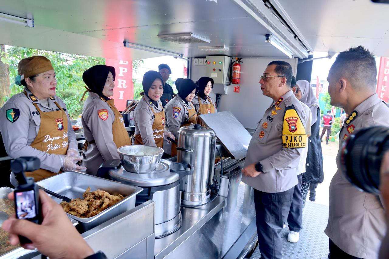 POLDA KEPRI DUKUNG PROGRAM PRESIDEN RI DENGAN PROGRAM MAKANAN BERGIZI GRATIS DI SDIT AL-KAUTSAR Batam – Dalam rangka mendukung program Astacita Presiden Republik Indonesia terkait pemberian makanan bergizi gratis, Kapolda Kepri Irjen. Pol. Drs. Yan Fitri Halimansyah, M.H., bersama Wakapolda Kepri Brigjen. Pol. Asep Safrudin, S.I.K., M.H., dan pejabat utama melaksanakan program ini di SDIT (Sekolah Dasar Islam Terpadu) Al-Kautsar Nongsa dengan harapan menjadi langkah awal dalam menciptakan generasi unggul. Kamis (20/12/2024) Kapolda Kepri Irjen. Pol. Drs. Yan Fitri Halimansyah, M.H., menyampaikan bahwa tujuan dari program ini adalah untuk memastikan anak-anak mendapatkan asupan makanan kaya protein guna menunjang pertumbuhan dan perkembangan mereka secara optimal sejak dini. Dengan 133 siswa yang terlibat, program ini menjadi percontohan yang diharapkan dapat diadopsi oleh sekolah-sekolah lain. “Kami memulai program ini di lingkungan sekolah yang kami nilai mampu menjadi contoh baik, yakni SDIT Al-Kautsar. Langkah awalnya adalah pemeriksaan kondisi gizi seluruh siswa untuk menjadi dasar pelaksanaan program makan siang bergizi selama tiga bulan ke depan,” ujar Kapolda Kepri Irjen. Pol. Drs. Yan Fitri Halimansyah, M.H. Program ini tidak hanya berfokus pada penyediaan makanan, tetapi juga pada evaluasi kondisi siswa, baik dari segi kesehatan, semangat belajar, maupun kemampuan akademik. Evaluasi dilakukan secara terukur oleh tim khusus yang melibatkan dokter gizi untuk memastikan keberhasilan program. “Proses pelaksanaan program ini dikelola sepenuhnya oleh tim internal Polda Kepri, di mana ibu-ibu Polwan berperan aktif dalam menyiapkan masakan. Mulai dari belanja bahan makanan di pagi hari hingga memasak di dapur umum Brimob yang didirikan di area sekolah. Menu yang disajikan bervariasi dan memenuhi standar gizi, dengan kombinasi telur, sayuran, daging ayam, serta tambahan susu untuk meningkatkan nutrisi siswa,” Ucap Kapolda Kepri Irjen. Pol. Drs. Yan Fitri Halimansyah, M.H. Selain itu, program ini juga mencakup pemeriksaan kesehatan awal, termasuk pengecekan gigi siswa, untuk memastikan mereka dalam kondisi terbaik sebelum memulai program makan siang. Hasil awal evaluasi program akan dilaporkan setiap bulan untuk melihat dampaknya terhadap kesehatan dan prestasi siswa. “Kami berharap program ini memberikan kontribusi nyata dalam mendukung pertumbuhan fisik, mental, dan kemampuan belajar anak-anak. Dengan pendekatan ini, kami ingin membantu membentuk generasi emas Indonesia yang siap menghadapi tantangan di masa depan,” tambah Kapolda Kepri Irjen. Pol. Drs. Yan Fitri Halimansyah, M.H. Kegiatan ini berlangsung di bawah pengawasan langsung Kabiddokkes Polda Kepri, drg. Muhammad Zakir, S.H., M.H., yang memastikan seluruh proses pelaksanaan program berjalan sesuai standar kesehatan dan gizi. Beliau juga memimpin tim dokter gizi yang berperan penting dalam menyusun menu makanan yang kaya nutrisi dan memberikan edukasi kepada siswa. Dengan keterlibatan aktif tenaga kesehatan, program ini bertujuan tidak hanya meningkatkan kualitas gizi anak-anak tetapi juga membangun kesadaran akan pentingnya pola makan sehat. Sebagai bagian dari edukasi, siswa diajak berdiskusi secara interaktif tentang pentingnya mengonsumsi makanan sehat, terutama sayuran yang kerap diabaikan. Pendekatan ini dirancang untuk membentuk pola pikir positif terhadap gizi seimbang sejak dini. Dengan metode yang menyenangkan dan melibatkan siswa secara langsung, diharapkan mereka lebih memahami manfaat sayuran serta termotivasi untuk menjadikannya bagian dari pola makan sehari-hari. Terakhir, dalam kesempatan yang sama Kabidhumas Polda Kepri Kombes. Pol. Zahwani Pandra Arsyad, S.H., M.Si., juga menambahkan pesan kepada masyarakat yang ingin mengadukan atau melihat peta kerawanan serta memerlukan bantuan kepolisian dapat menghubungi Call Center polisi 110 atau unduh aplikasi Polri Super Apps di Googleplay/APP Store. Salam Presisi Bidang Humas Polda Kepri Kombes. Pol. Zahwani Pandra Arsyad, S.H. M.Si. Kabidhumas Polda Kepri